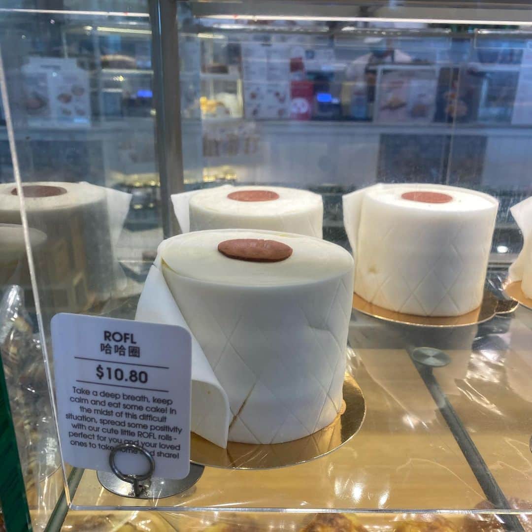 大西蘭さんのインスタグラム写真 - (大西蘭Instagram)「・ 気になっていたトイレットペーパーを購入🧻 ・ 外側はマジパンみたいな感じで、中はクリームが挟んであるスポンジケーキでした🍰 ・ この形じゃなかったら買わないかな、という感じのお味でしたが🤣、販売終了前に試せて満足😋 ・ ・ #シンガポール生活 #ブレッドトーク #breadtalk @breadtalksg」6月1日 23時37分 - onishiran