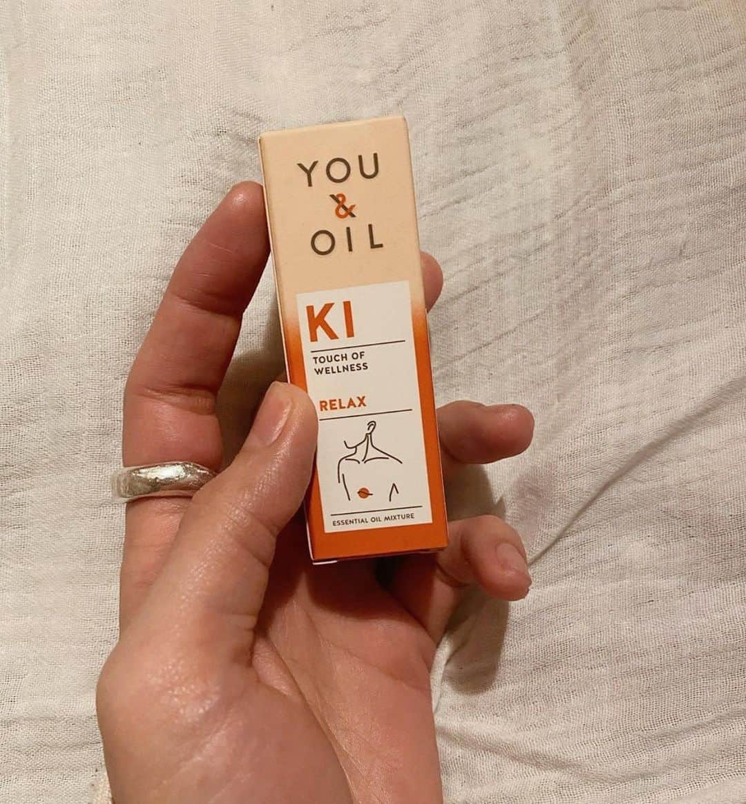 のインスタグラム：「🌙 @youandoil.jp で 寝る前のリラックスタイム🌿 . シルバーリングは粘土で作った 純銀のもの✨ その時の気分で色んな形になる 世界にひとつのアクセサリー🦋 お気に入り🌏✨ . #アクセサリー#シルバー#925#silverjewelry#silver925#オイル#youandoil#handmade#relaxing#accessories」