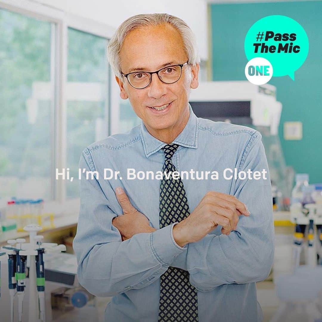 ペネロペ・クルスさんのインスタグラム写真 - (ペネロペ・クルスInstagram)「Thanks Penelope. I’m Dr. Bonaventura Clotet, President of Fight AIDS Foundation & Director of IrsiCaixa Research Institute.  COVID19 is a virus that evolves quickly, which is why it’s so contagious. It’s critical that we set up a vaccine platform that allows us to cover the different Coronaviruses that could come in the future – it’s what we call a “Pan Coronavirus Vaccine,” a vaccine targeting multiple viruses. We’ve been designing HIV vaccines for 30+ years & have generated a platform of vaccines that could be replicated for other viruses like COVID19. Like we’ve done with HIV, the most important thing we can do to fight #COVID19 is speed up research & avoid overlapping studies by joining efforts across research centers all over the globe. The more projects we run & the more we learn about different vaccine designs, the faster we can develop trials & make them available. To be part of a global response demand action @ONE. ++ Gracias Penélope. Soy el Dr. Bonaventura Clotet, y soy el Director y Presidente de la "Fundación Lluita contra la Sida". COVID-19 es un virus que evoluciona rápidamente, por eso es tan contagioso. A medida que avanzamos, es fundamental que creemos una plataforma de vacunas que nos permita cubrir los diferentes Coronavirus que podrían surgir en el futuro - es lo que llamamos "Vacuna contra el Coronavirus Pan", una vacuna dirigida a múltiples virus. Por ejemplo, hemos estado diseñando vacunas contra el VIH (virus de inmunodeficiencia humana) durante más de 30 años, y hemos generado una plataforma de vacunas que podrían ser replicadas para otros virus como el COVID-19. Al igual que hemos hecho con el VIH, lo más importante que podemos hacer para luchar contra #COVID19 es acelerar la investigación y evitar la superposición de estudios, uniendo esfuerzos entre los centros de investigación de todo el mundo. Cuantos más proyectos llevemos a cabo y cuanto más aprendamos sobre los diferentes diseños de vacunas, más rápido podremos desarrollar pruebas y hacerlas disponibles. Para formar parte de una respuesta global coordinada y ayudar a acelerar el desarrollo de las vacunas COVID19, exija que se actúe en @ONE. #PassTheMic #yomecorono 📷 @jordiplay」6月1日 23時47分 - penelopecruzoficial