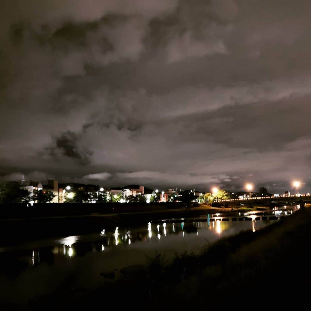 City of Kyoto Official Accountのインスタグラム：「Today's Kamo river in Kyoto. 2020年6月1日撮影。  #feelkyoto #feeljapan #kyotogenic #art_of_japan #japan_of_insta #loves_united_kyoto #kyototravel #japantrip #kyototrip #ig_kyoto #kyoto_style #kyotohiddengems #riverside #nightview #summerinkyoto  Kyoto Official Travel Guide http://kyoto.travel/en  #京都 #京都ジェニック  #未来に残したい京都  #京都好きな人と繋がりたい #とっておきの京都 #鴨川 #京都の夏  オフィシャルサイト「京都観光NAVI」 http://ja.kyoto.travel」