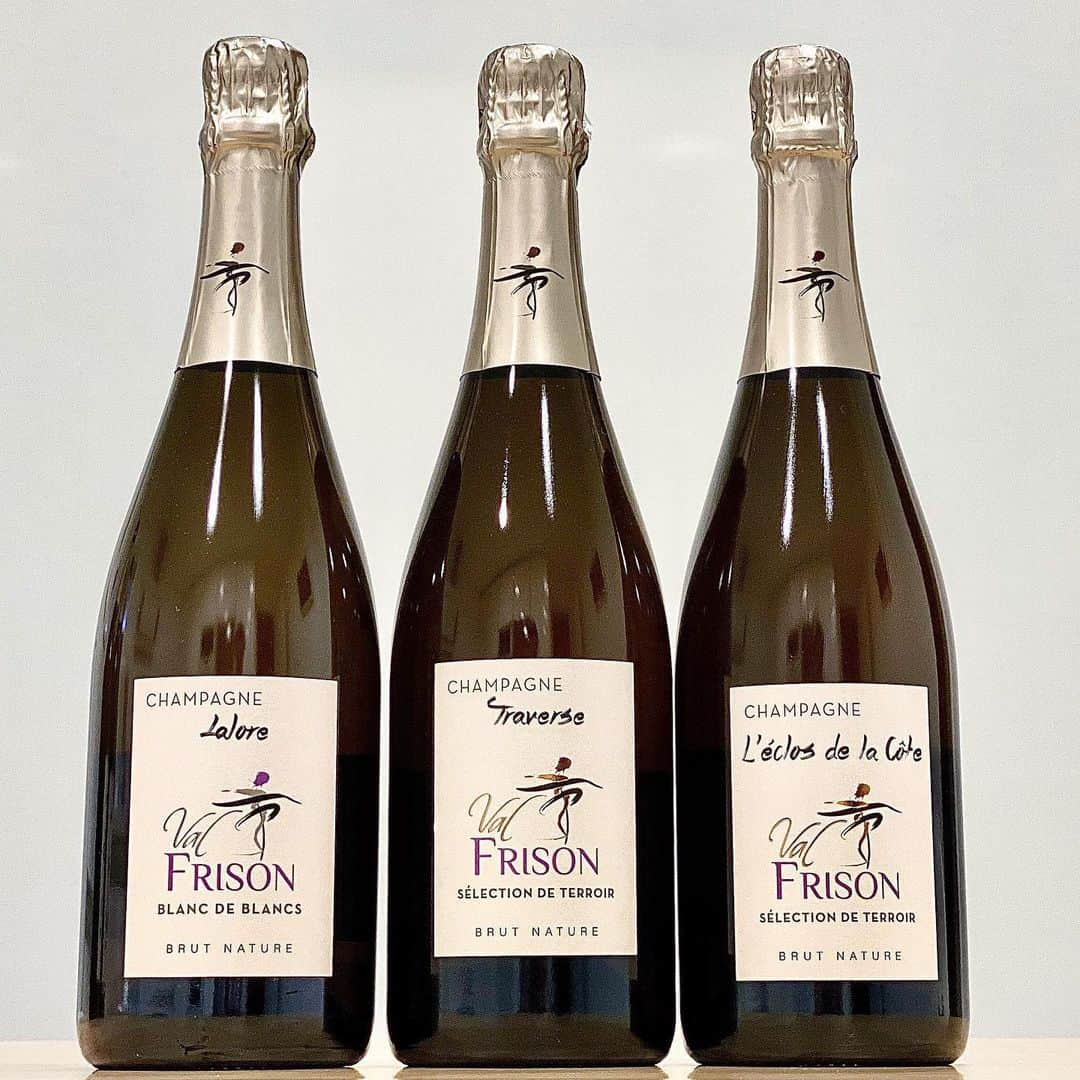 エンリケ・ソラ・クレメンテさんのインスタグラム写真 - (エンリケ・ソラ・クレメンテInstagram)「Champagne Val Frison se sitúa en el pueblo de Ville-sur-Arce, en La Côte des Bar, y ha sido un gran descubrimiento para mi. Champagnes de mucha pureza y con mucha energía. El 93% del viñedo es Pinot Noir y el 7% Chardonnay donde cada parcela se vinifica por separado y con muy poca intervención en los vinos. Desde 2003 sus viñedos están certificados en ecológico, aunque actualmente trabaja en biodinámico. Cuidan sus viñas con gran atención para que puedan expresar la tipicidad del terroir. Cuvée Goustan (100% Pinot Noir) y Cuvée Portlandia (75% Pinot Noir y 25% Chardonnay) Brut Nature y de la añada 2015, para comenzar......y Cuvée Lalore (100% Chardonnay), Cuvée Traverse (100% Pinot Noir) y Cuvée L'eclos de la Côte (100% Pinot Noir) las disfrutaré en otro momento. Degustados en Gabriel-Glas Gold Edition. Salud y que tengáis una buena semana! • • • • • #vino #vin #vinho #вино #ワイン #紅酒 #wein #champagne #winelover #wineinfluencer #winetime #instawine #winetasting #sommelier #foodandwine #champagnelover #somm #valfrison #champagnevalfrison #goustan #portlandia #lalore #traverse #leclosdelacote #cotedesbar」6月1日 23時54分 - kike_sola