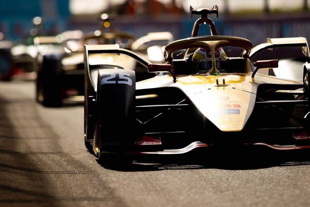 ジェームズ・ロシターのインスタグラム：「#motivationmonday  Remembering driving real race cars before lockdown! Soon we will be back. Ps. Thanks @jeanericvergne for the car 👌🏼」