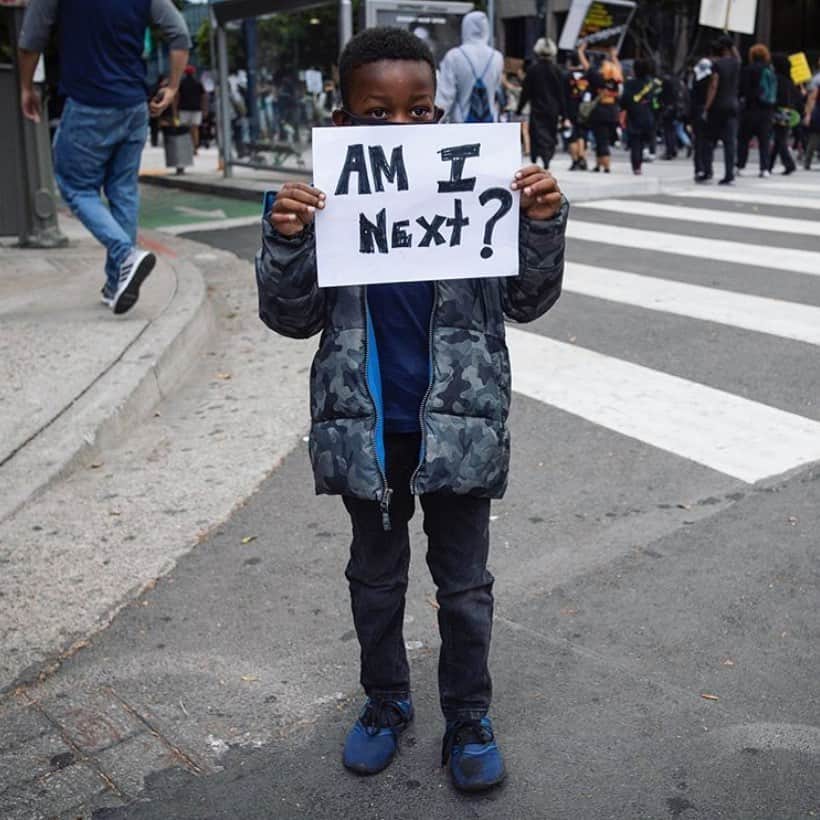 Average Parent Problemsのインスタグラム：「I opened up Instagram this morning and the first thing I saw was a post from @theconsciouskid that said “why white parents need to do more than talk to their kids about racism.” They say that is an important first step, but it is not enough. Please do yourself a favor, head over there and read the entire quote from Dr. Margaret A. Hagerman about how our actions speak louder than our words. She gives specific examples of behaviors you might be unintentionally modeling for your kids. I highly recommend following @theconsciouskid if you truly want to educate yourself on how to be a better ally, advocate and parent. I have been following them for a few years now and I have learned so much. I’m still learning. 📷: AP Photo/Christian Monterrosa via @nbcnightlynews」