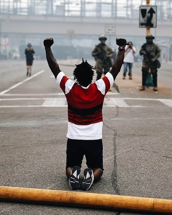 福田洋昭のインスタグラム：「As a lot of you know from my stories, I've been sharing images and vidoes that I think have been relevant in regards to #JusticeforGeorgeFloyd #Blacklivesmatter. . I'm not one to speak out much about my opinions or take sides on an agenda through social media, but this topic has hit a nerve.  I am saddened and my heart aches.  So instead of using this space right now to make it about my photos, I'm sharing some of what I think are the more powerful images during the last few days from people and photographers who have been in the middle of it all, because it's the best way I know how right now.  I see you, I hear you and I stand & kneel with you.  I wish I could be there peacefully protesting these injustices with you.  Be safe, peaceful, mindful of others and let your voices be heard.  #BlackLivesMatter donate @mnfreedomfund . These picture are worth a thousand words thank you to the following photographers. . Credits in order: Nam Y. Huh / AP John Minchillo / AP John Minchillo / AP Carlos Barria / REUTERS Dai Sugano @daisugano / MercNews / Ebtimes John Minchillo / AP Jerry Holt / Star Tribune / AP Mike Stocker / Sun Sentinal @mark.c / #shotbymarkc Christine T. Nguyen / MRP News / AP」