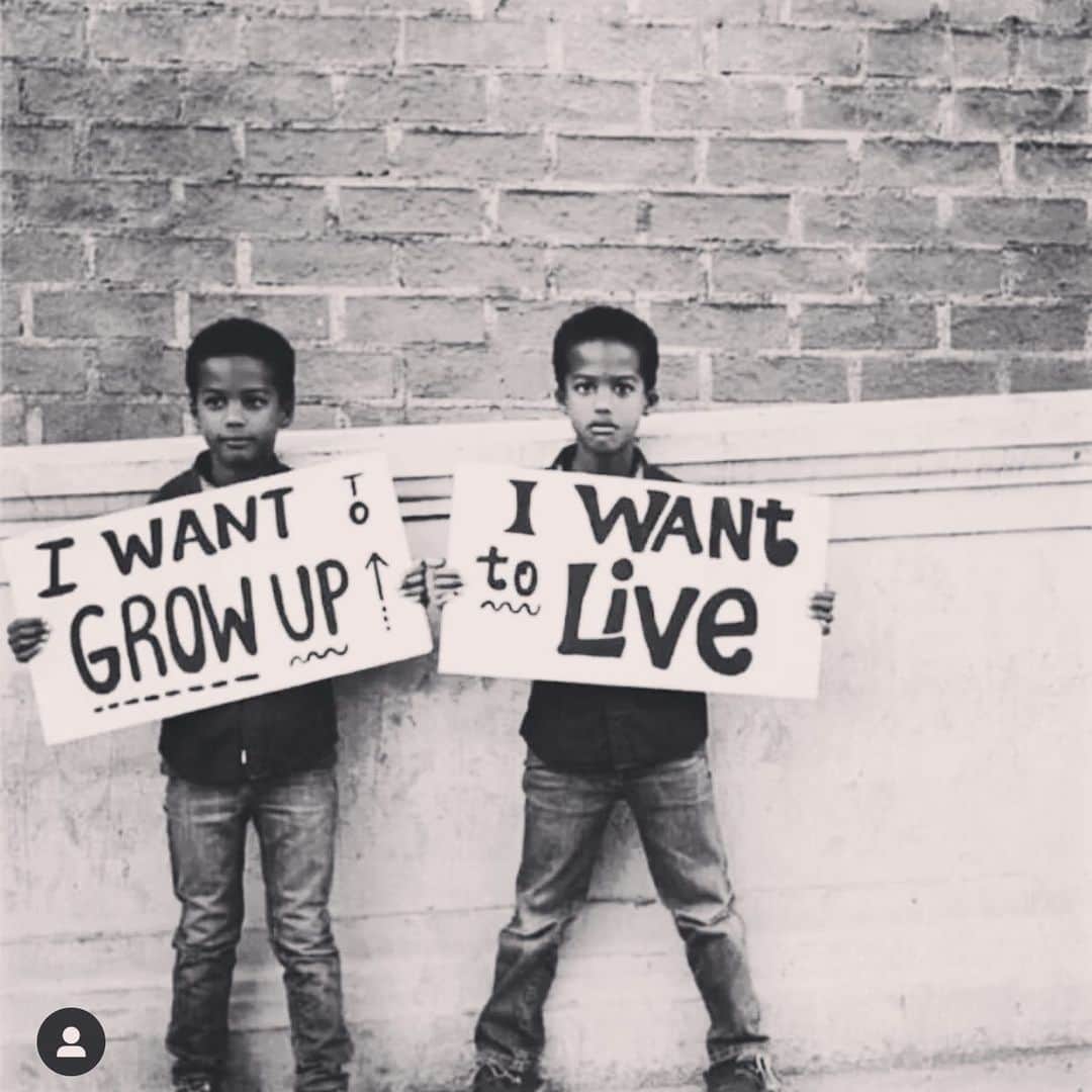 ニコール・ミッチェル・マーフィーさんのインスタグラム写真 - (ニコール・ミッチェル・マーフィーInstagram)「#wearetired #peace #treateveryonewithkindness #blacklivesmatter #friendshiplovepeace」6月2日 5時38分 - nikimurphy