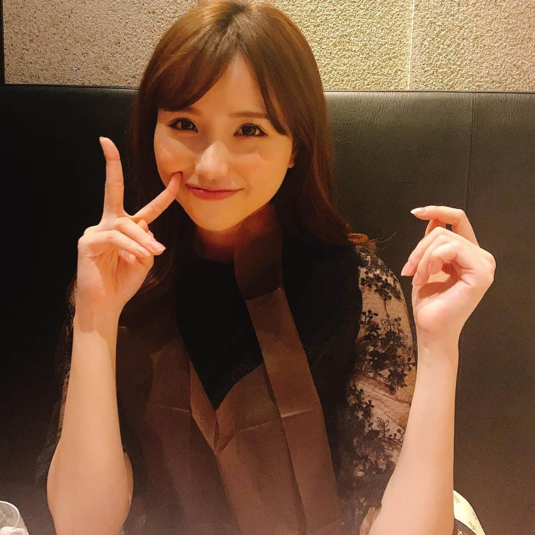 空陸海ゆきなさんのインスタグラム写真 - (空陸海ゆきなInstagram)「ご飯は焼肉が一番好き🍖❤️ ・ ・ 働いてたよろにくの恵比寿店と末広町店に行ってきた✌️✨ ・ ・ 5枚目が天才的に美味しかった✨✨ ・ 一口サイズの甘くて柔らかい海老にカメノコを巻いて その上にはハーブ🌿をふんだんに使っているのだ！！ インスタ映えで見目麗しい🤤❤️ ちなみにタレが中華料理で有名な 一凛さんのラー油を使ってるの🥰 ・ 石焼ビビンバとかユッケジャンとかなんでも合いそう🤤 ・ あと早川さんが作ったバスクチーズも天才的に 美味しかったし、ばんさんが焼くお肉は火加減が 全然違った流石すぎます🤗 ・  末広町にある生粋はコスパも良くて TYさんって言う私が女子高生の時から 一緒に働いてて良く相談してたんだけど彼がかなり面白いので(いろんな意味で)是非ホスピタリティというかユーモア求める人にはオススメですwww 私的にはハツが食べたい時に行く✌️ ・ TYさん山田さんありがとう✨✨ ・ ・ #よろにく #恵比寿 #末広町 #焼肉 #焼肉女子 #肉女子 #お肉大好き #yoroniku #レースクイーン #racequeen #ポートレート #飯テロ  #恵比寿グルメ #末広町グルメ #焼肉大好き」6月2日 0時17分 - yukinamilk