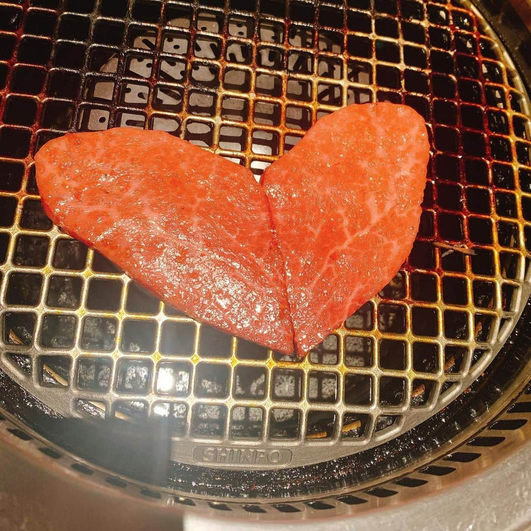 空陸海ゆきなさんのインスタグラム写真 - (空陸海ゆきなInstagram)「ご飯は焼肉が一番好き🍖❤️ ・ ・ 働いてたよろにくの恵比寿店と末広町店に行ってきた✌️✨ ・ ・ 5枚目が天才的に美味しかった✨✨ ・ 一口サイズの甘くて柔らかい海老にカメノコを巻いて その上にはハーブ🌿をふんだんに使っているのだ！！ インスタ映えで見目麗しい🤤❤️ ちなみにタレが中華料理で有名な 一凛さんのラー油を使ってるの🥰 ・ 石焼ビビンバとかユッケジャンとかなんでも合いそう🤤 ・ あと早川さんが作ったバスクチーズも天才的に 美味しかったし、ばんさんが焼くお肉は火加減が 全然違った流石すぎます🤗 ・  末広町にある生粋はコスパも良くて TYさんって言う私が女子高生の時から 一緒に働いてて良く相談してたんだけど彼がかなり面白いので(いろんな意味で)是非ホスピタリティというかユーモア求める人にはオススメですwww 私的にはハツが食べたい時に行く✌️ ・ TYさん山田さんありがとう✨✨ ・ ・ #よろにく #恵比寿 #末広町 #焼肉 #焼肉女子 #肉女子 #お肉大好き #yoroniku #レースクイーン #racequeen #ポートレート #飯テロ  #恵比寿グルメ #末広町グルメ #焼肉大好き」6月2日 0時17分 - yukinamilk