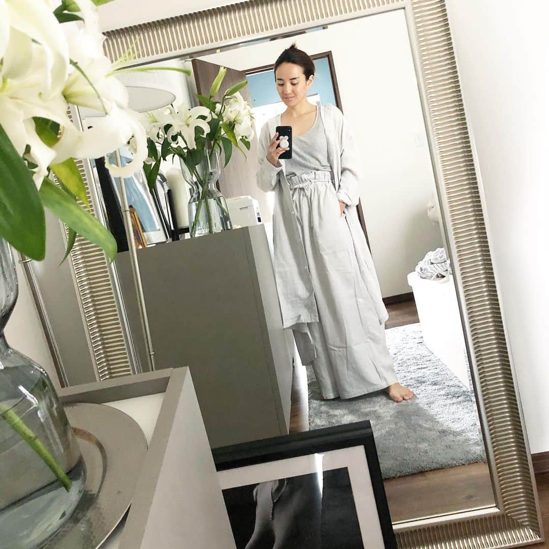 秋定麻紀子のインスタグラム：「最近家にいる時の格好。 軽くてフワフワしてて気に入ってる。 セットアップは @gelatopique_official  キャミソールは @salonbypj」