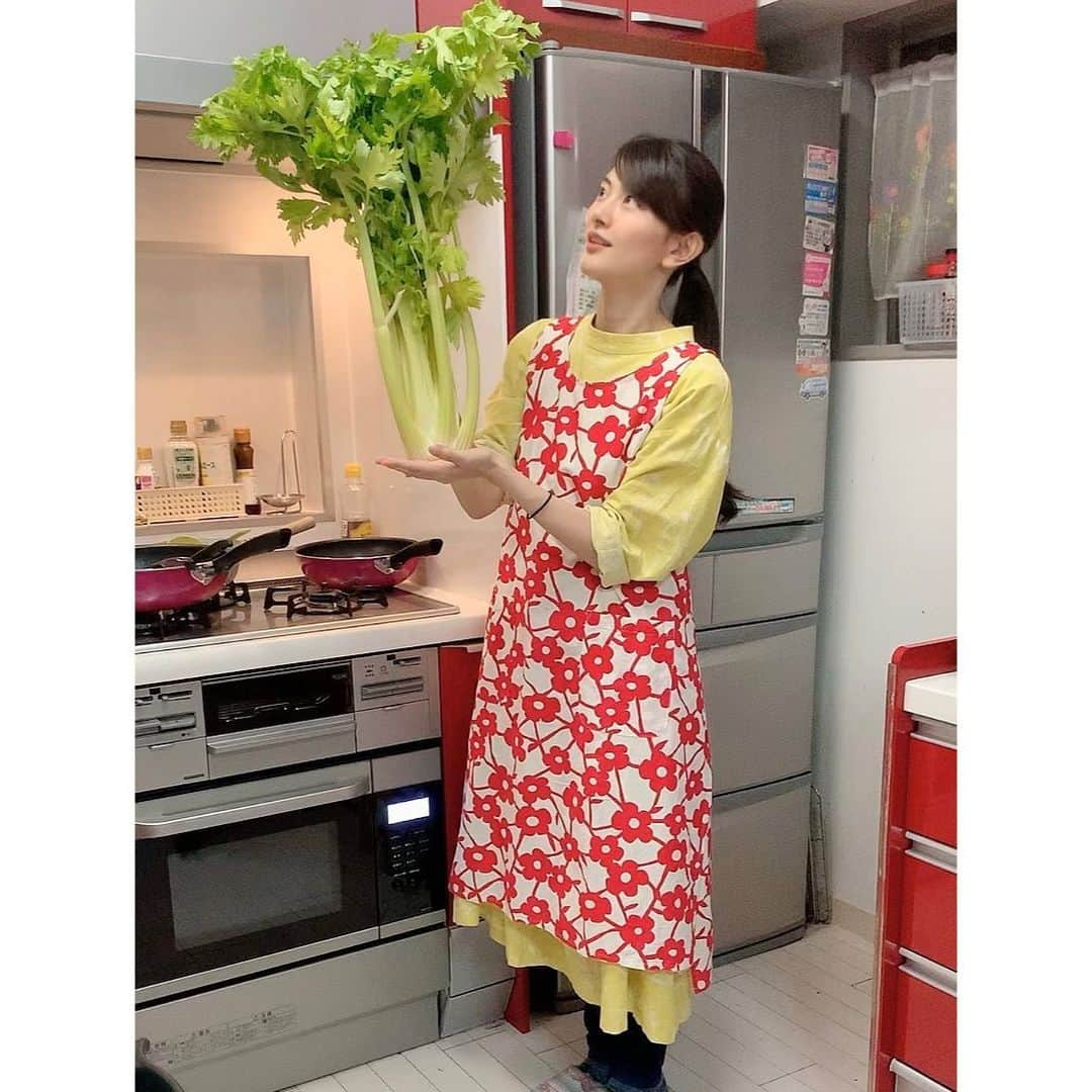 渡部瑞貴さんのインスタグラム写真 - (渡部瑞貴Instagram)「みてこのセロリ‼︎大きー‼︎ワッハッハ。. 今日漬け込むよー😕‼︎. 来週出せるかな。←今日出さないんかいw. . 服も黄色くてなかなかカラフルな画になってしまった😅 . #セロリ #大きな野菜 #漬け物大好き #エプロン女子 #カラフル #赤と黄色と緑 #特大　#割烹瑞貴 #手料理　#北欧風 #衝撃の」6月2日 0時11分 - watanabemizuki_official