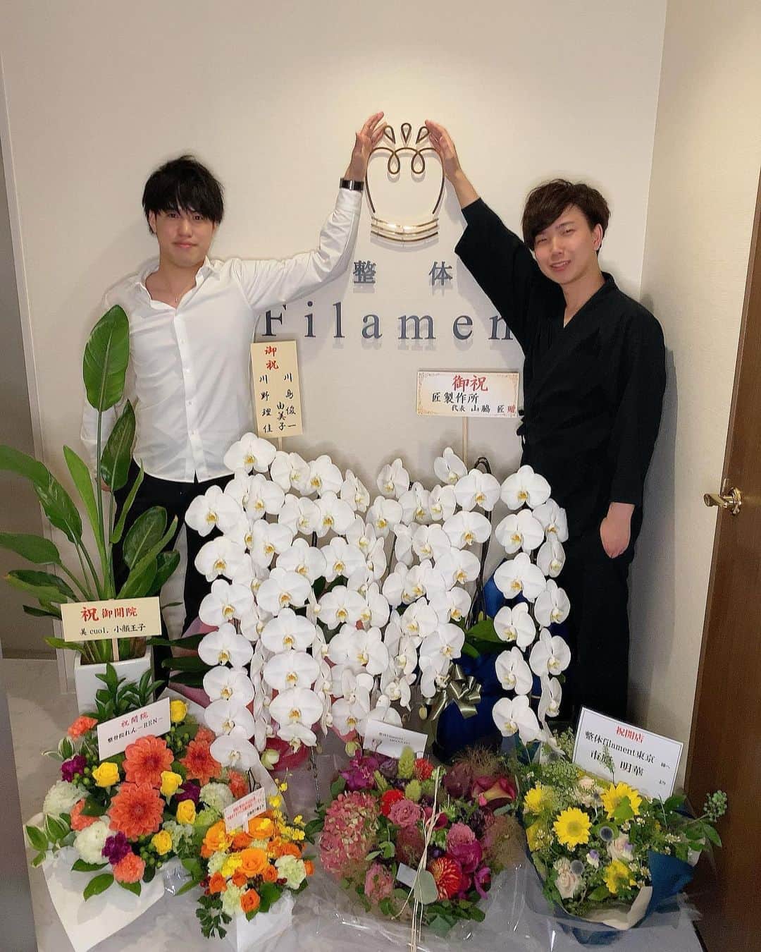 美容整体師川島さん。のインスタグラム：「🎉東京店オープンしました🎉 おかげさまで念願の東京店を 出すことができました。 . 昨日から予約を受け付けて、 3時間で予約100件超えサーバーダウン。 . 本当にここまでやってきて、 よかったと思える日でした。 . 5年前に宮崎店をオープンした日は、 予約は親戚が１人来ただけで、 その月は５人ぐらいしかこなかったのを 今でも覚えています。 . それが５年経った今、 ２０人ほどのチームになり、 本当にチームにしてよかったなと思っています。 . 今まではあまり人を信用してこなく、 １人で走ってましたが、 でかい山を登るにはチームで連携 しないと登れないことに気づき、 そこから同じ想いを持つ仲間を集め チームでビジョンを登り始めました。 . @filament_tana  @kameda_kawashima  @cv77610  @filament_mirei @filament_uchida  @filament___com  @filament_tsusan  @filament_asuka  @fuuki1919 @__shiie__ . 整体Filament TOKYOは 院長 山田司くん率いるチームに @filament_tsusan 任せました。 . 今年は大阪と福岡に店舗展開します。 そして８月には整体ジムのオープン。 １０月にはもう１つ美容の新店舗を 立ち上げる予定です。 . これからも 常に走り続けます。 来年もドクターと提携してでかいことを 仕掛けていきます。 . 是非応援の程よろしくお願いします。 . #整体Filament #川島悠希 #整体 #美容 #マッサージ」