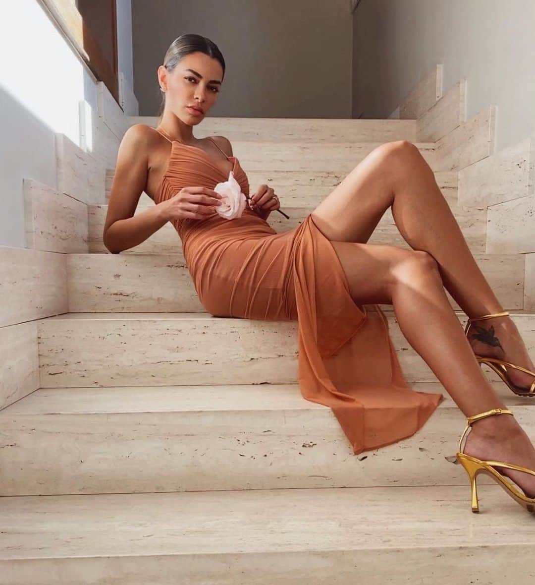 ジョアナ・サンスのインスタグラム：「Empieza el mes en el que me hago un año más vieja 🥀 #geminiseason♊️」