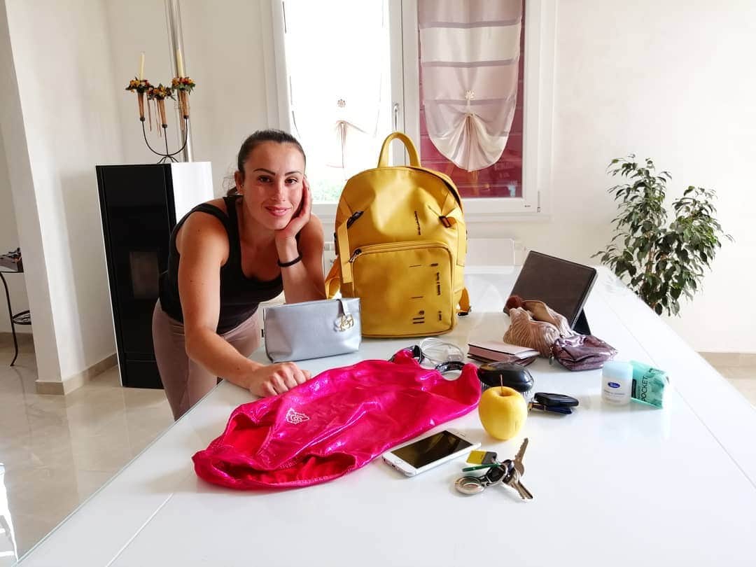 バネッサ・フェラーリのインスタグラム：「Leggero, compatto e capiente!  13 oggetti nel mio nuovo zaino 🎒 @PiquadroOfficial...e visto che c’è ancora spazio, porto con me la mia seconda pelle🩱😉 #TechInside #adv #PiquadroBag」