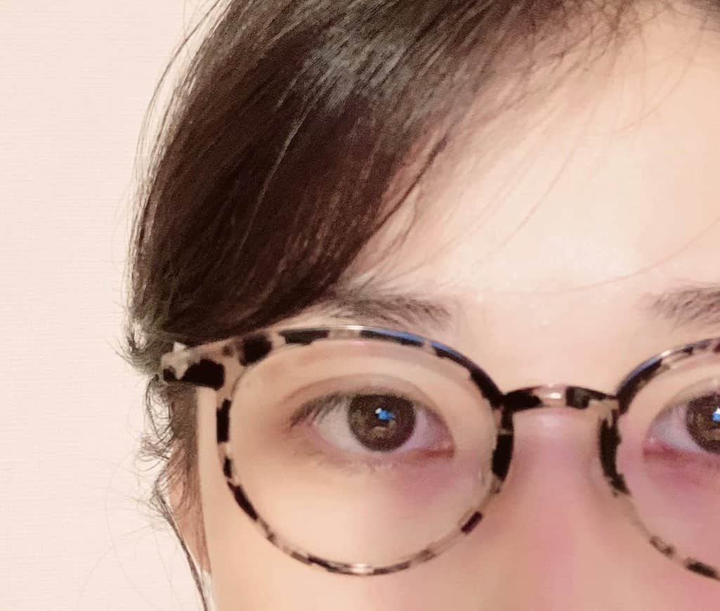 大月さゆのインスタグラム：「めがねを﻿ もっと長い時間かけていたいのですが、﻿ 鼻パッドの跡がついてしまう悩み👃﻿ ﻿ めがねっ子の皆さんは﻿ どうされていますか？﻿ ﻿ 🤓気にしない﻿ 🤓フィッティングに行く﻿ 🤓複数のめがねを使う﻿ ﻿ #めがね好きなのに #めがねのなやみ﻿ #鼻パッド跡」