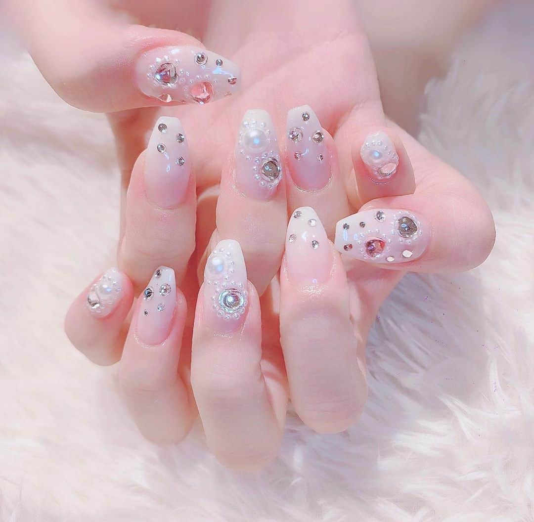 のインスタグラム：「久しぶりのキラキラ👑♡ こういうのが1番すき〜 #newnail  #nail #ネイル」