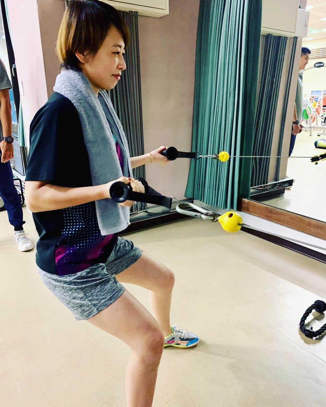 チョン・ジャーチーさんのインスタグラム写真 - (チョン・ジャーチーInstagram)「優秀的人，自律是基本素養。自律的人不一定優秀，但優秀的人基本都是自律的。嚴格要求自己，是一種能力。嚴格要求自己就是自律，自律就是自我管理。 嚴格要求自己是一種自制力。時間的自控、情感的自控，還有慾望的自控。看一個人今後的發展如何，就看一個人對慾望的自控能力。如果你可以控制你的飲食、懶惰和抱怨的嘴，這本身就是一種強大。凡是你想控制的，其實都控制了你自己。人活在這個世界上，會面臨諸多的誘惑，自控力弱的人，容易隨波逐流，容易被自己的慾望所控制，害己害人。自己把握不住自己，就容易跌跟頭。 對自己的要求不但要嚴，而且對自己的要求還要高一些，或者說這也是嚴要求的內涵所在。求上則中，求中則下，對自己的要求要高一些。知足常樂應該用在生活上，而不是工作和學習上。把要求提高一點，即使你達不到要求，你進步也會比別人快。自知、自製、自控、自強，認識自己，控制自己，超越自己！ #晚安 #睡前想很多 #台灣 #訓練 #教練 #coach #學習如何當個好教練 #努力」6月2日 0時36分 - jiaqi_zheng123