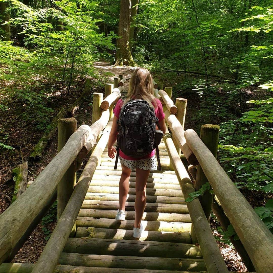 エリザベト・ザイツのインスタグラム：「Sunday walks 🤩 🚶🏼‍♀️ Immer mehr genieße ich meine Freizeit an der frischen Luft.  Was macht ihr in eurer freien Zeit am liebsten?  #nature #love #couple @nils_hydn #forest #walk #sundays #thankful」