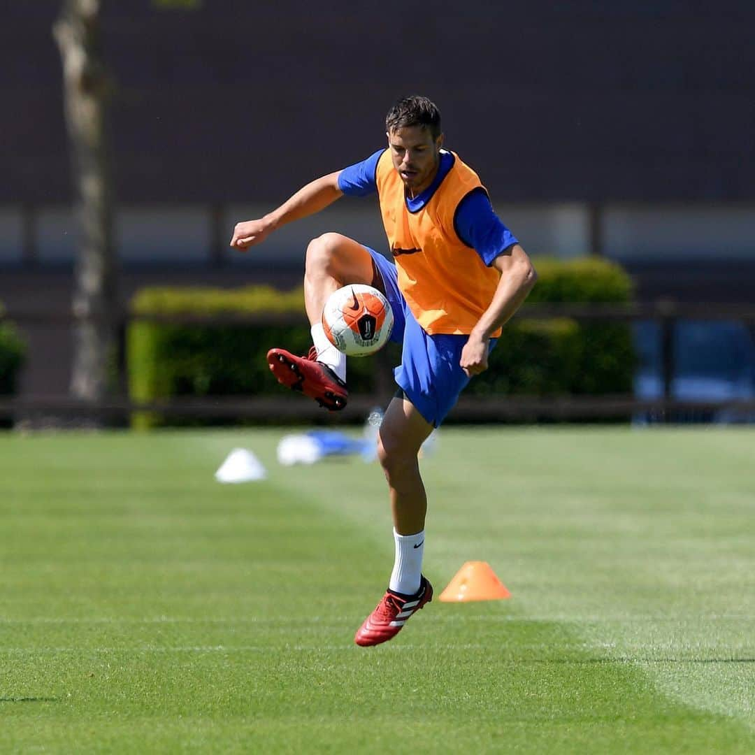 セサル・アスピリクエタさんのインスタグラム写真 - (セサル・アスピリクエタInstagram)「Monday’s training ⚽️☀️ @chelseafc」6月2日 0時45分 - cesarazpi