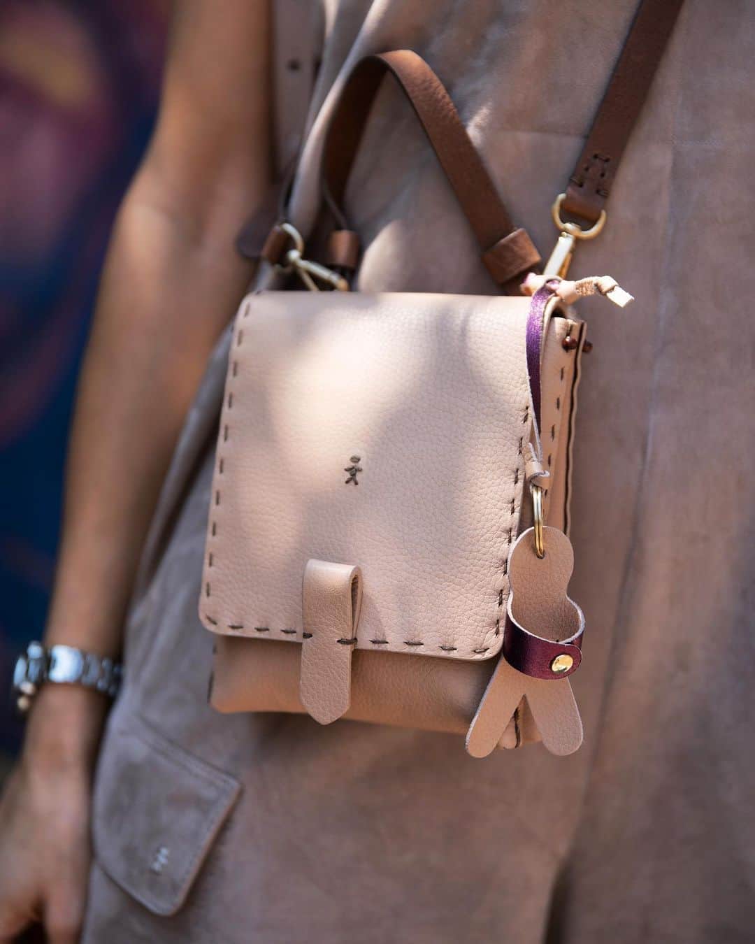 エンリーベグリンのインスタグラム：「Small and elegant. #HenryBeguelin New Kanga S Cervo now available in Fard color. #HBSS20」