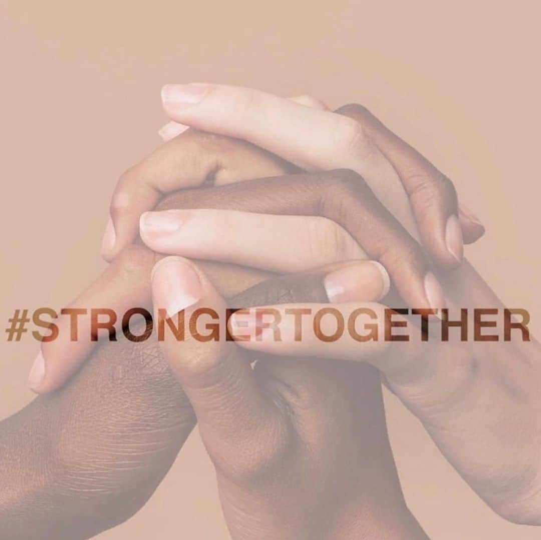 アナ・チエリさんのインスタグラム写真 - (アナ・チエリInstagram)「We need to stand together, we need love each other, we need unity. We are all the same. We all bleed the same. We all need to BE THE CHANGE. I pray through all of this comes equality, peace, and love. ✊🏿✊🏾✊🏽✊🏼✊🏻 #blacklivesmatter #strongertogether #prayfortheworld #equality #LOVE」6月2日 1時12分 - anacheri