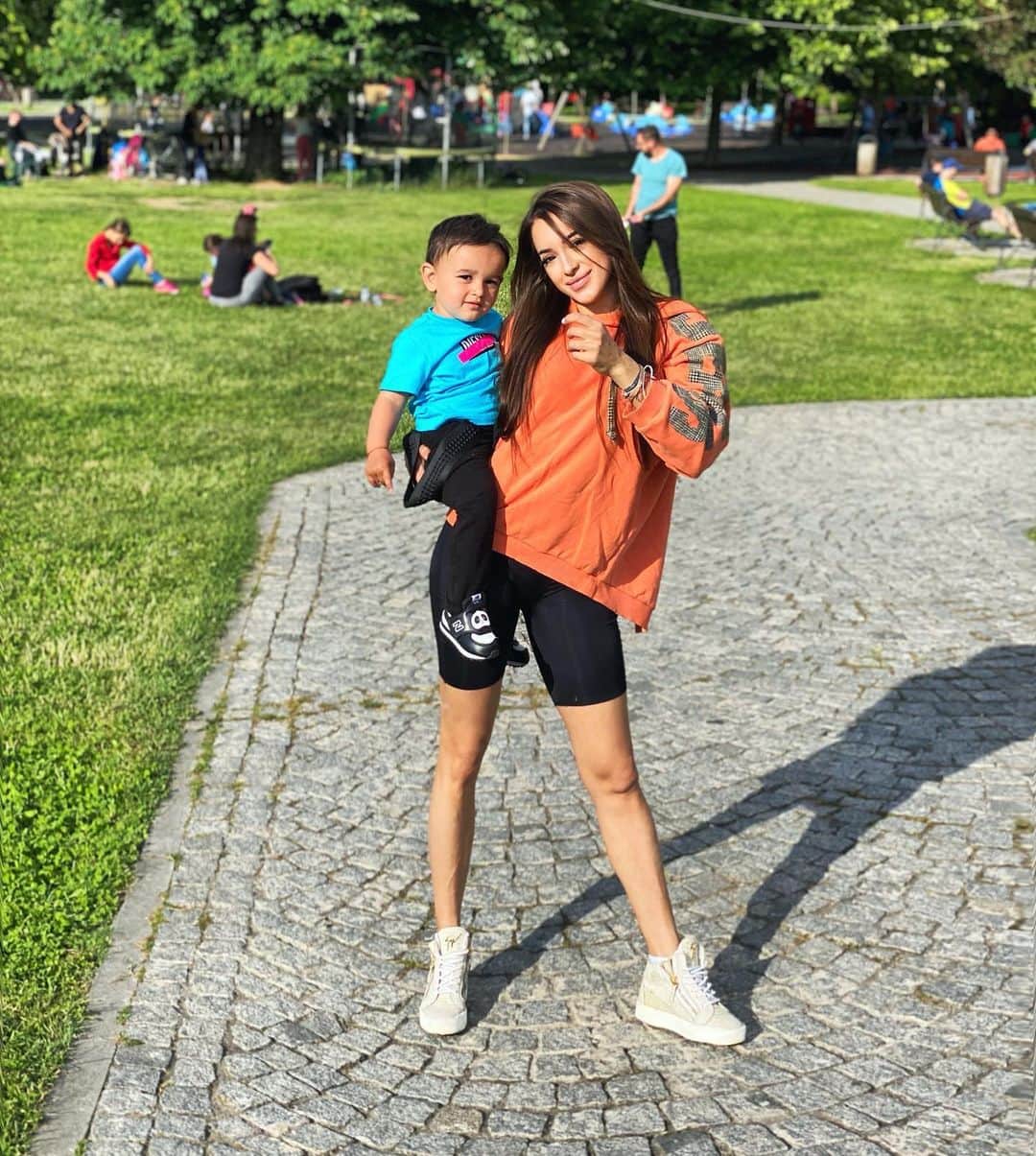 ラリサ・ヨルダケのインスタグラム：「Sa fii fericit de 1 iunie! ❤️ La multi ani copii mari si mici! 🧚🏼‍♀️😘🤗#impreunacutinede1iunie #teiubesccelmaimult #iubireameaneconditionata」