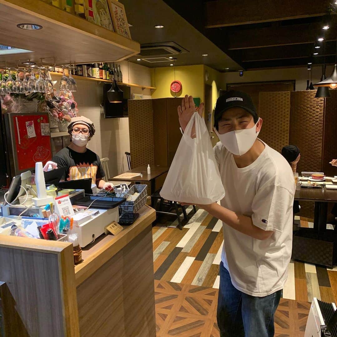 のインスタグラム：「てんてらてーんあきらがからあげさんテイクアウトしてくれました！ ありがとうな😄」