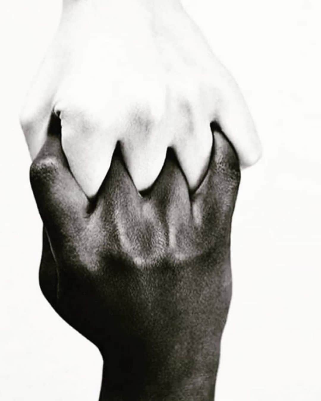 ヒュー・ジャックマンのインスタグラム：「In difficult times when I’m unsure what to do, or how to lead my family … I reach for the words of my mentors who’ve helped guide me through life. One of those mentors is Nelson Mandela.  He said “Racism must be opposed by all means that it has at its disposal”. No truer words have been spoken. The tragic death of George Floyd has prompted many conversations in my home and with friends around the world. Conversations that are, in large part, long past due. A friend from the Areyonga community in Australia emailed me over the weekend. He said, “The protests that are in the U.S. are on my lounge TV and all over the Red Center. We know how they feel”. This was such a timely reminder that what’s happening in the U.S. is happening all over the world, including my home country. I was taught, and try to teach my kids: the balance between the head and the heart, between emotion and reason is very difficult. My instinct is always that when emotion is high, I try to call on reason. And, when my brain is dominating, I try to open my heart. My emotions tell me that we need to take this tragic loss (and all those that came before) to change systemic racism the world over. My reason tells me that one size does not fit all. We need to listen and begin to try to understand. My heart goes out to George Floyd’s family. May his untimely death be a catalyst for change. I will use this moment to reflect, to refocus and to make sure I am part of change.」