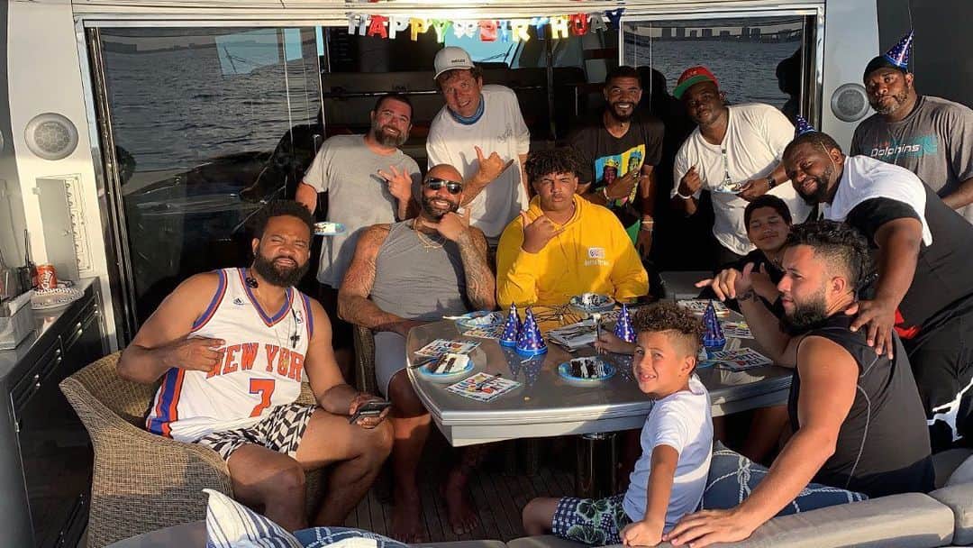 カルロス・ブーザーのインスタグラム：「Squad Pulled Up For Boomz Bday Boat Bash!!!! #HOLDAT 🤙🏽 📷: @1ofone82」