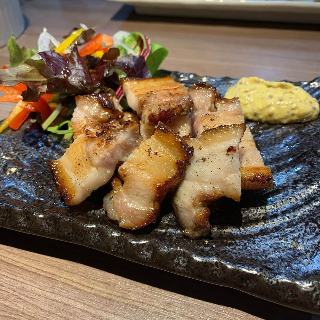 のインスタグラム：「こっちこっち〜リニューアルオープン 初日何とか乗り越えました！ 来て頂いた皆さんありがとうございました🙇‍♂️ 明日も17時〜オープンです！ 電話予約して頂けるとスムーズご案内できます！ お席まだ余裕ありますのでお待ちしております！ ℡06-6556-9838」