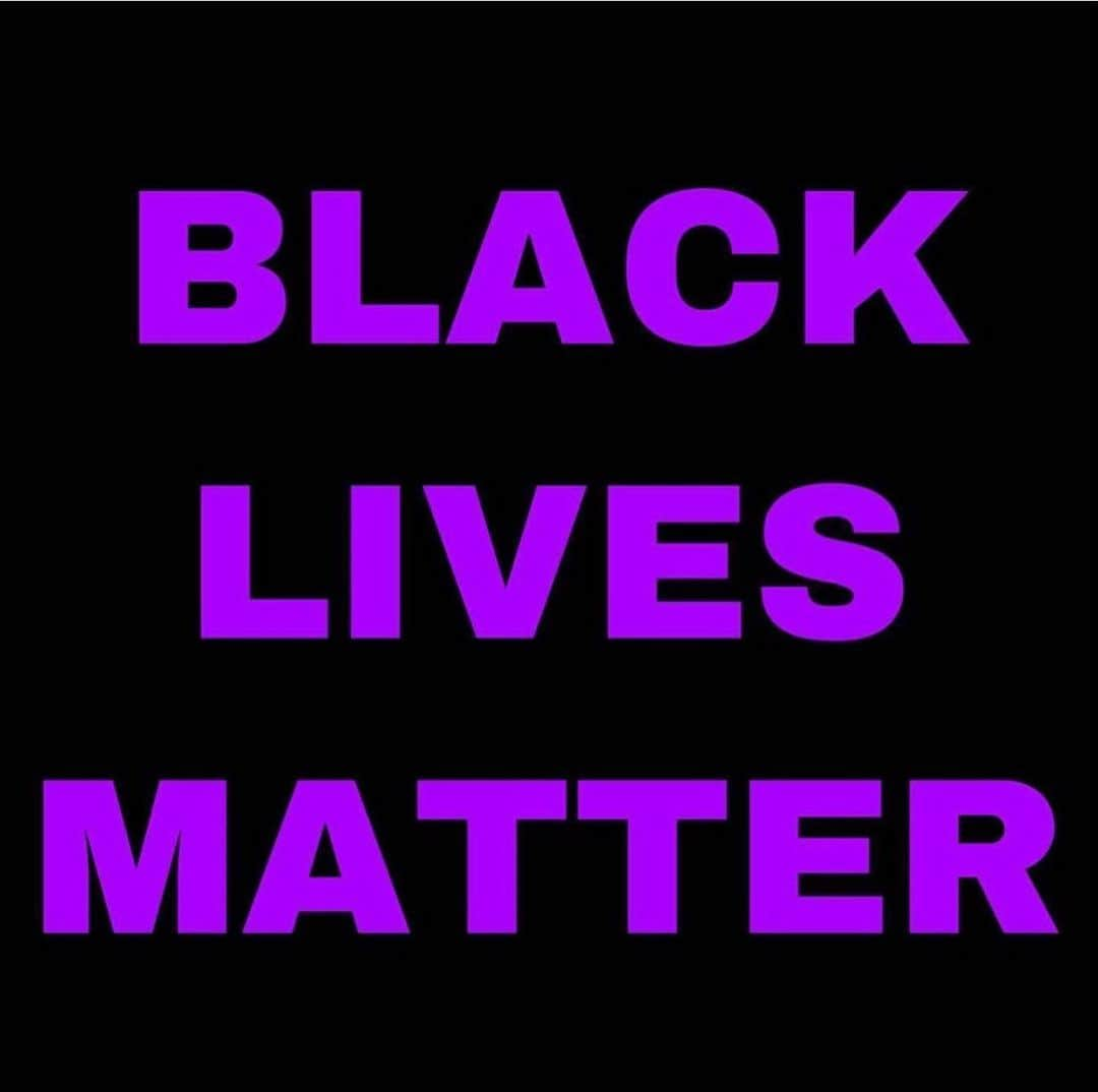 コビー・スマルダーズさんのインスタグラム写真 - (コビー・スマルダーズInstagram)「#putyourmoneywhereyourmouthis  If you are in a position where you can donate funds please do. I am spending my time searching for ways that I can help. To do more. To crush the inequality in our society. We need to continue to search and to help each other. To spread awareness. To generate positive change. To VOTE!!!! I am grateful to social media to be showing us what is happening on the ground during these protests that are at thier core peaceful and providing the world insight on peoples pain and rage. I am grateful for the demonstrations that are happening worldwide in support. This is not an American issue but a global one. We have to be better.  #blacklivesmatter」6月2日 2時27分 - cobiesmulders