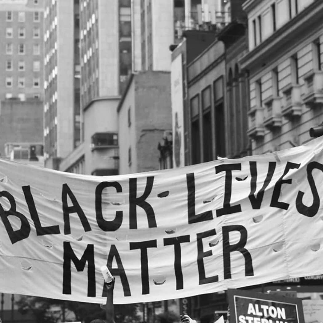 The xxのインスタグラム：「We stand in solidarity with our black friends being persecuted in the UK, USA and around the world. We have donated to Black Lives Matter, the NAACP Legal Defense Fund, The Bail Project and StopWatch. You can support these organisations here:  https://secure.actblue.com/donate/ms_blm_homepage_2019  https://bailproject.org https://www.naacpldf.org/ https://www.stop-watch.org/  @blklivesmatter  @naacp_ldf  @bailproject  @stopwatch_uk」