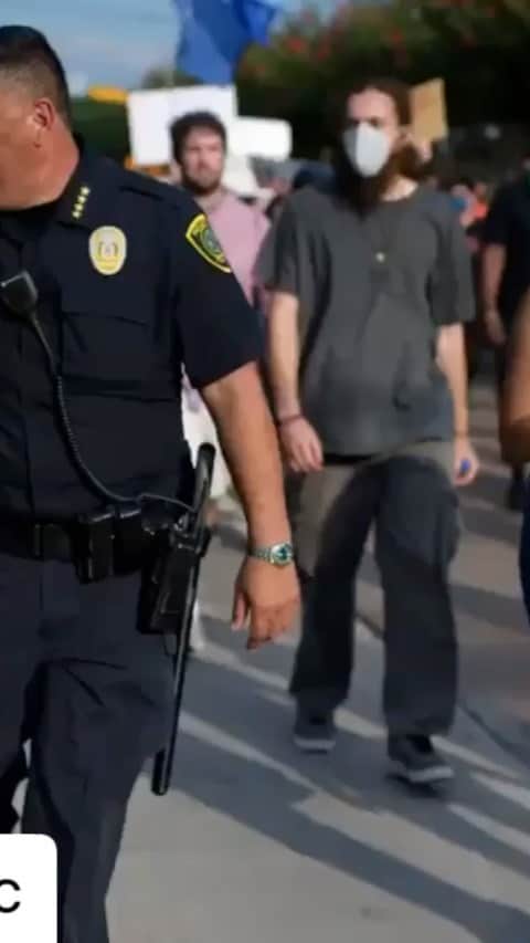 ロッチェル・エイツのインスタグラム：「There is a lot of looting and violence taking place, but there is also a lot of love and listening going on. We need to unite as a HUMAN RACE. #justiceforgeorgefloyd #blacklivesmatter」