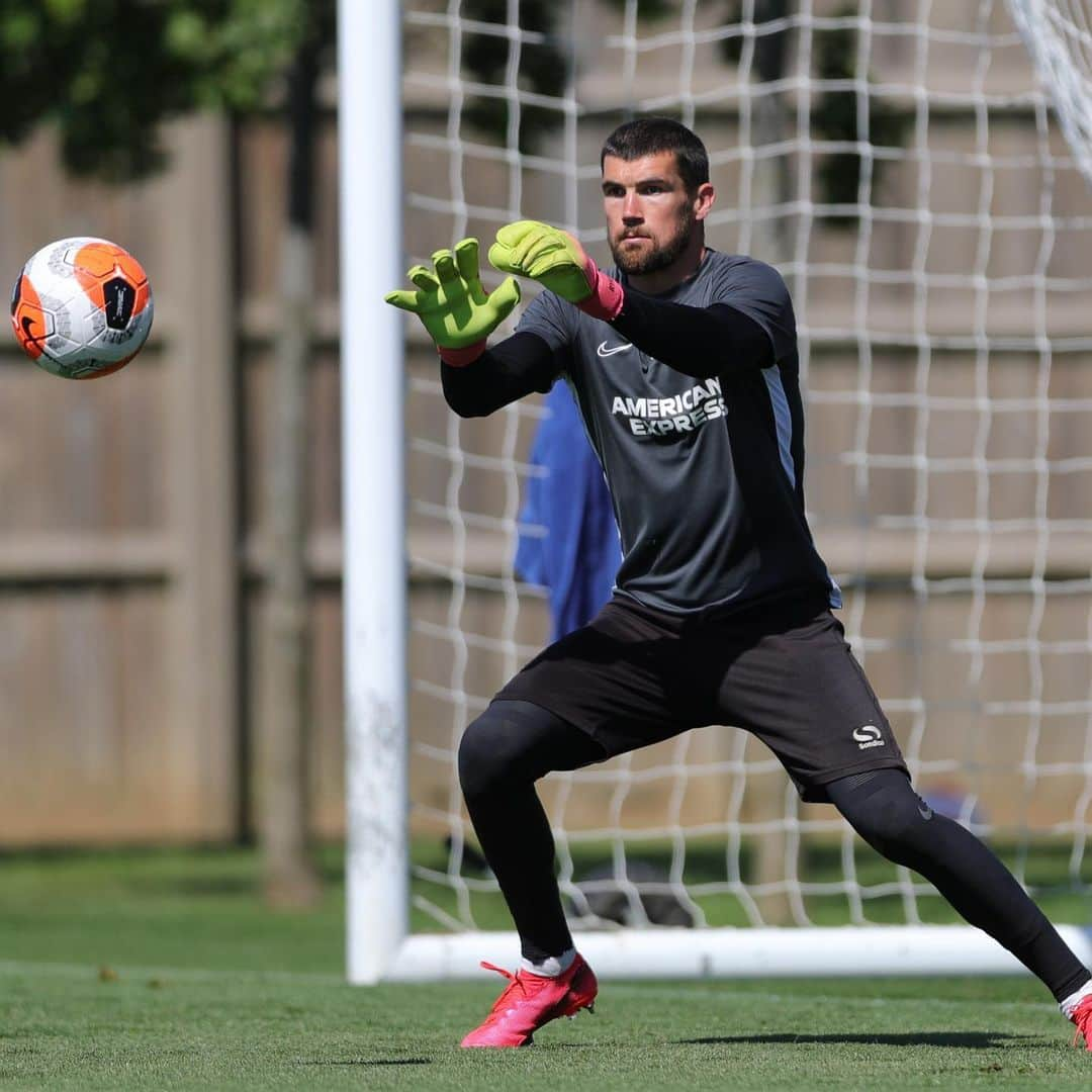 マシュー・ライアンのインスタグラム：「Good to be back working towards a restart 😘⚽️」