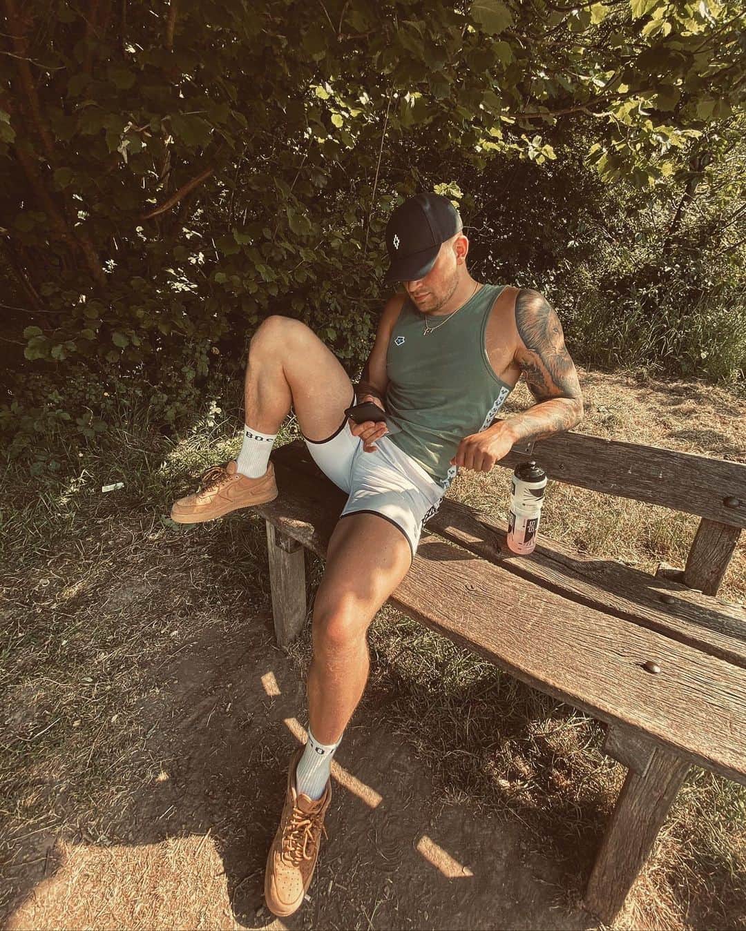 アダム・ピーティのインスタグラム：「Could wear vests all year」