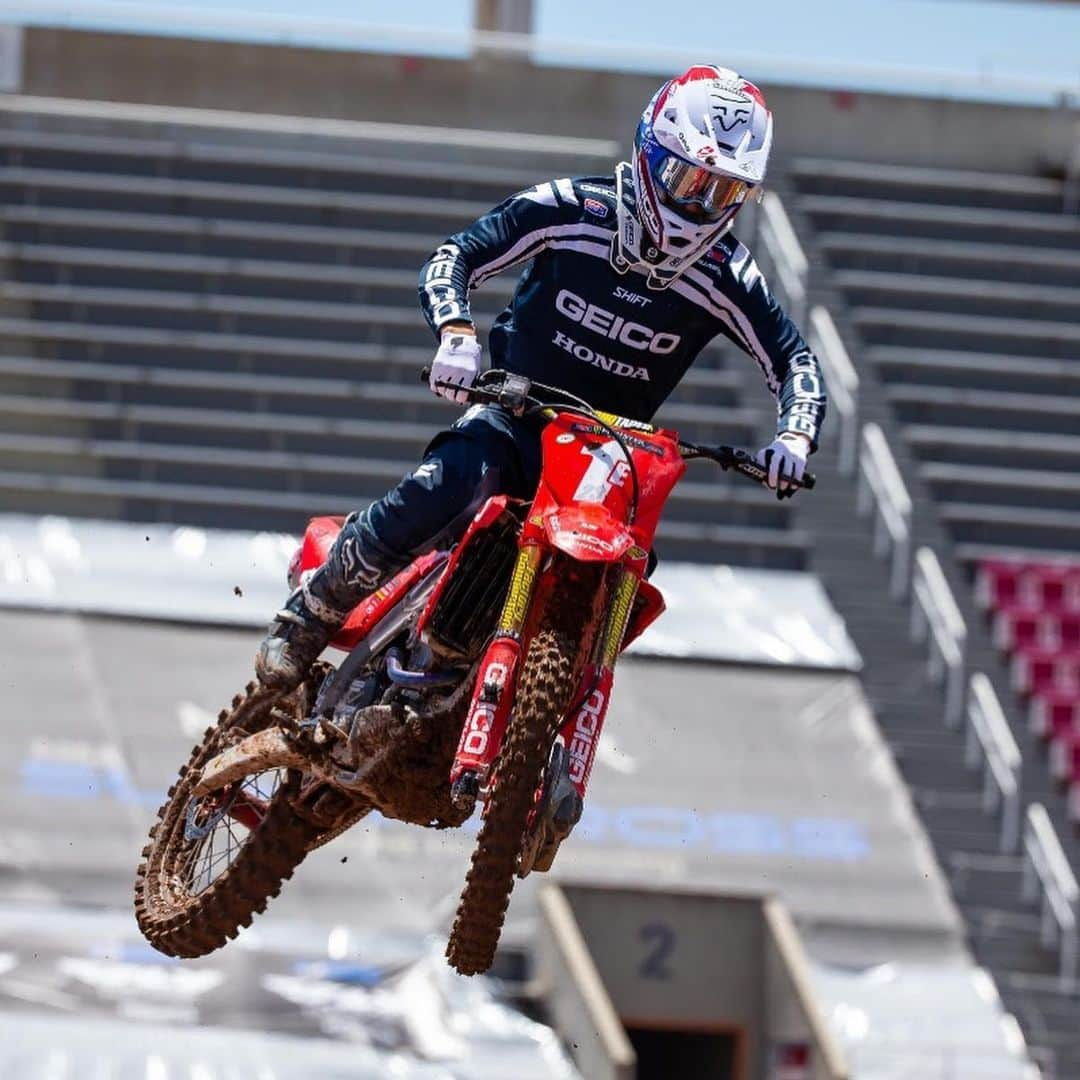 Honda Powersports USさんのインスタグラム写真 - (Honda Powersports USInstagram)「Red Rider Race Report  Team Honda HRC’s Ken Roczen @kenroczen94 took a third-place finish at Salt Lake City's Rice-Eccles Stadium, site of the series’ 11th round. GEICO Honda’s Chase Sexton @chasesexton posted a runner-up finish in the 250 class to maintain a lead in the title chase.  WORCS @worcsracing returned to racing at Northwest Arizona's Mesquite MX, where SLR Honda's @slr_honda Cole Martinez notched a solid podium finish in the Pro class aboard his CRF450RX. Teammate Tallon LaFountaine turned in a runner-up result in Pro 2 competition.  GNCC @gncc_racing raced at the Camp Coker Bullet round  in Society Hill, South Carolina, where Phoenix Racing Honda riders Andrew Delong @adelong410 and Jonathan Johnson @jonjohnson981 finish eighth and seventh in XC1 and XC2, respectively. JCR Honda's @jcrhonda Preston Campbell @prestoncampbell300 made his is XC2 debut, taking 16th. Meanwhile, Phoenix @phxracinghonda rider Brody Johnson @brody235 topped the 250A class for the fifth-consecutive time. In the ATV ranks, Phoenix's Grayson Eller @eller_171 held his points lead with a fourth-place effort in College A ATV, while Chris Borich @chrisborich moved into the top five in points with a fifth in XC1 Pro ATV. Noah Mickelson @noahmickelson was ninth in XC2 Pro-Am ATV. #ridered」6月2日 3時02分 - honda_powersports_us