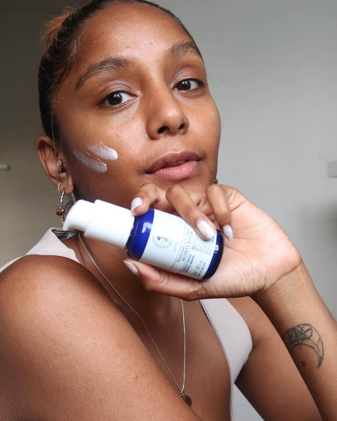 Neal's Yard Remediesさんのインスタグラム写真 - (Neal's Yard RemediesInstagram)「SENSITIVE REPLENISH + BALANCE MOISTURISER 💧@lumi_lise 😍💙 "The micellar water is the only cleansing water I use as it doesn't dry out the skin and the serum and moisturiser leave my skin feeling soft, plump, dewy and comforted." Comfort and soothe sensitive skin with our delicately light moisturiser. Providing up to 12 hours moisturisation with sodium hyaluronate to plump and oat extract to firm, and  skin-conditioning fatty acids, oat oil and helichrysum extract to nourish and replenish, skin will feel firmer, with a healthier looking complexion over time. 💙 --- #OrganicSkincare #CertifiedOrganic #SensitiveSkincare #NaturalBeauty #Skincare #beauty」6月2日 3時01分 - nealsyardremedies
