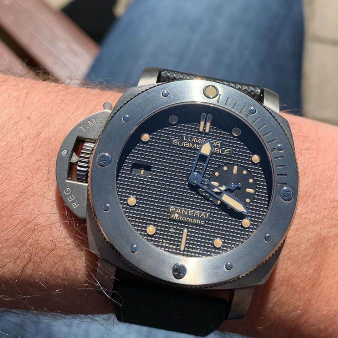 パネライのインスタグラム：「A cool combination don’t you think?  The #Panerai #PAM569 47mm Titanium Destro Submersible with Hobnail dial. Pic by @watchmymovement #paneraicentral」