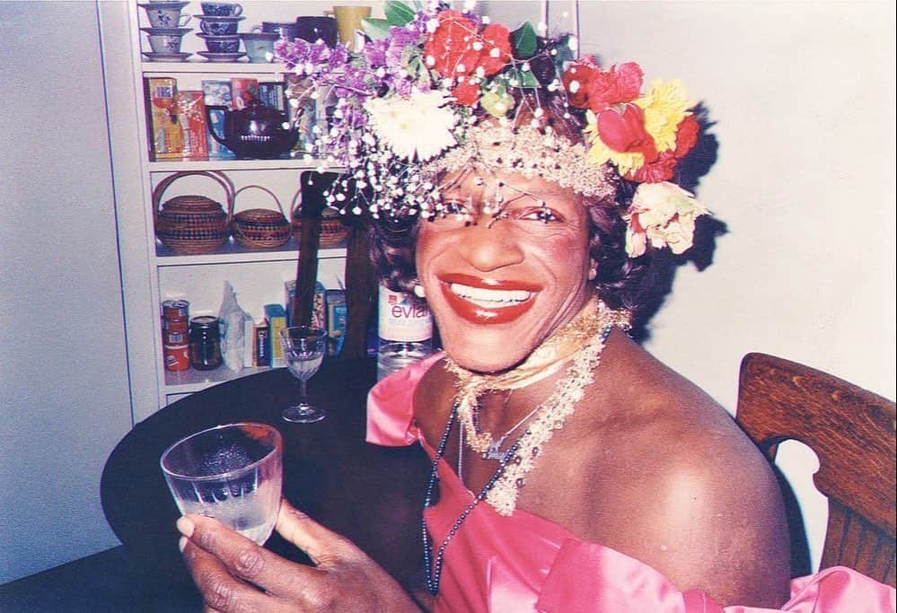 イーライ・リエブのインスタグラム：「The LGBT+ community would not be where it is today if it wasn’t for the bravery and advocacy of Marsha P Johnson. She was one of the prominent figures in the Stonewall Uprising riots. The riots were violent and lasted for days, but she and her community had had enough and knew they needed to fight for their rights as human beings on this planet. And they knew they needed to fight for the rights of future generations of LGBT+. This is the face of courage and bravery. Pride is because of them. #pride🌈 #blacklivesmatter」