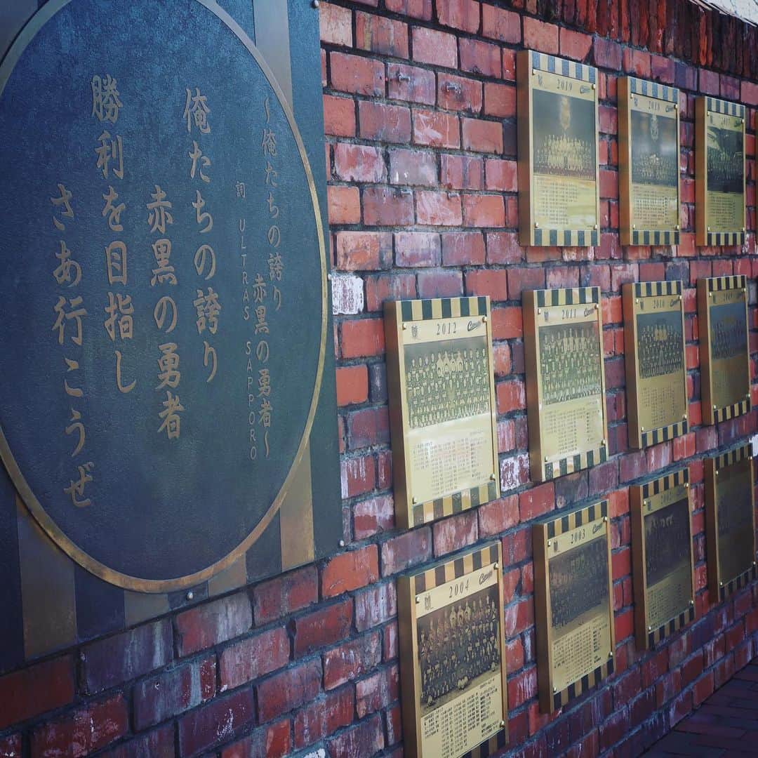 コンサドーレ札幌さんのインスタグラム写真 - (コンサドーレ札幌Instagram)「練習場には歴代の集合写真が飾られています。﻿ このように練習場に歴史が刻まれていくのはとても素敵ですよね😌✨﻿ 今年の集合写真が飾られるのがとても楽しみです⚽️﻿ ﻿ ﻿ #自慢の練習場﻿ #Ｊリーグ #jleague ﻿ #consadole #コンサドーレ﻿ #北海道　#HOKKAIDO」6月2日 14時45分 - hokkaido_consadole_sapporo
