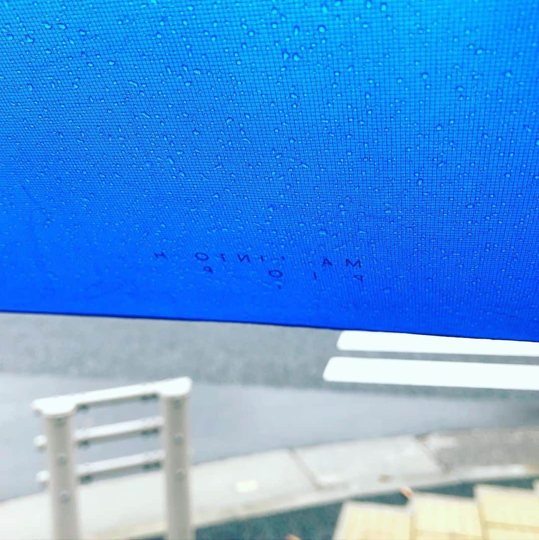 のインスタグラム：「. 🌧🌧🌧🌧🌧🌧🌧🌧 M A💧💧💧N T O 💧H P💧I💧O💧💧P💧💧 . One rainy day with my favorite ☂ 愛用の超軽量傘、年季入ってきた。 @mackintoshphilosophy #barbrella #バーブレラ #マッキントッシュフィロソフィー #軽量傘 #晴雨兼用傘」