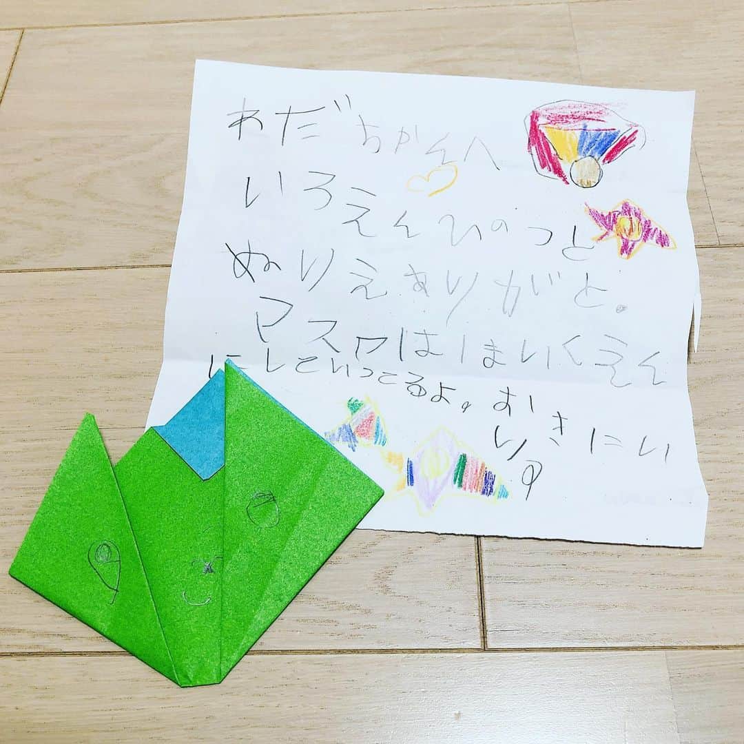 和田美枝のインスタグラム：「ポストに届いてたシアワセ💌  #相方の息子から #お手紙 #おりがみにはまってるらしくて #折り紙のプレゼント #嬉しいて嬉しいて #😭😭😭」