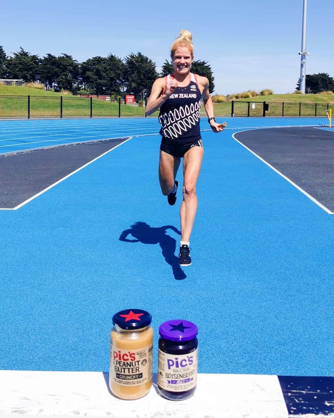 アンジェラ・ペティさんのインスタグラム写真 - (アンジェラ・ペティInstagram)「Peanut butter and jam on toast is 1 of my favourite pre race/ pre training meals 🥜I have it everyday! Like today, before and after my hill circuit session 🏃‍♀️🏃‍♀️🏃‍♀️ . It's high in protein and good fats, great as part of a balanced diet. @picspeanutbutter tastes the best, uses high oleic nuts, is made here in New Zealand, and only has peanuts and salt. Nothing else. . These photos are a throw back from January when it was hot and most of our interval sessions were at the track☀️ . Super excited to get back on the track sometime in the next week after it opening back up today! 🏃‍♀️🏃‍♀️🏃‍♀️🏃‍♀️ #trackandfield #run #peanutbutter」6月2日 13時18分 - angie_run800m