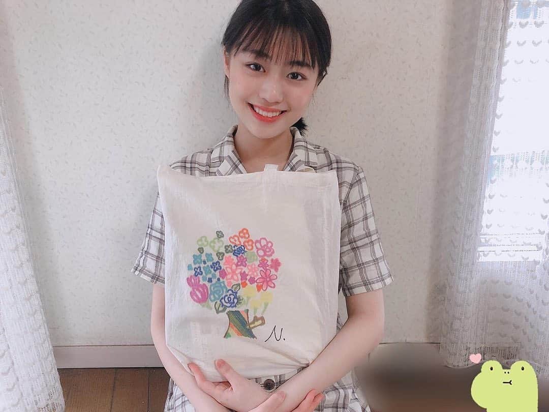 多田成美のインスタグラム：「🌷 . スターダストWebにて｢私のおうち時間｣動画がUPされてます☺︎私はイラストを書いて過ごすことが多いので、 今回はバッグにイラストを書きました💓 見て頂けると嬉しいです！」