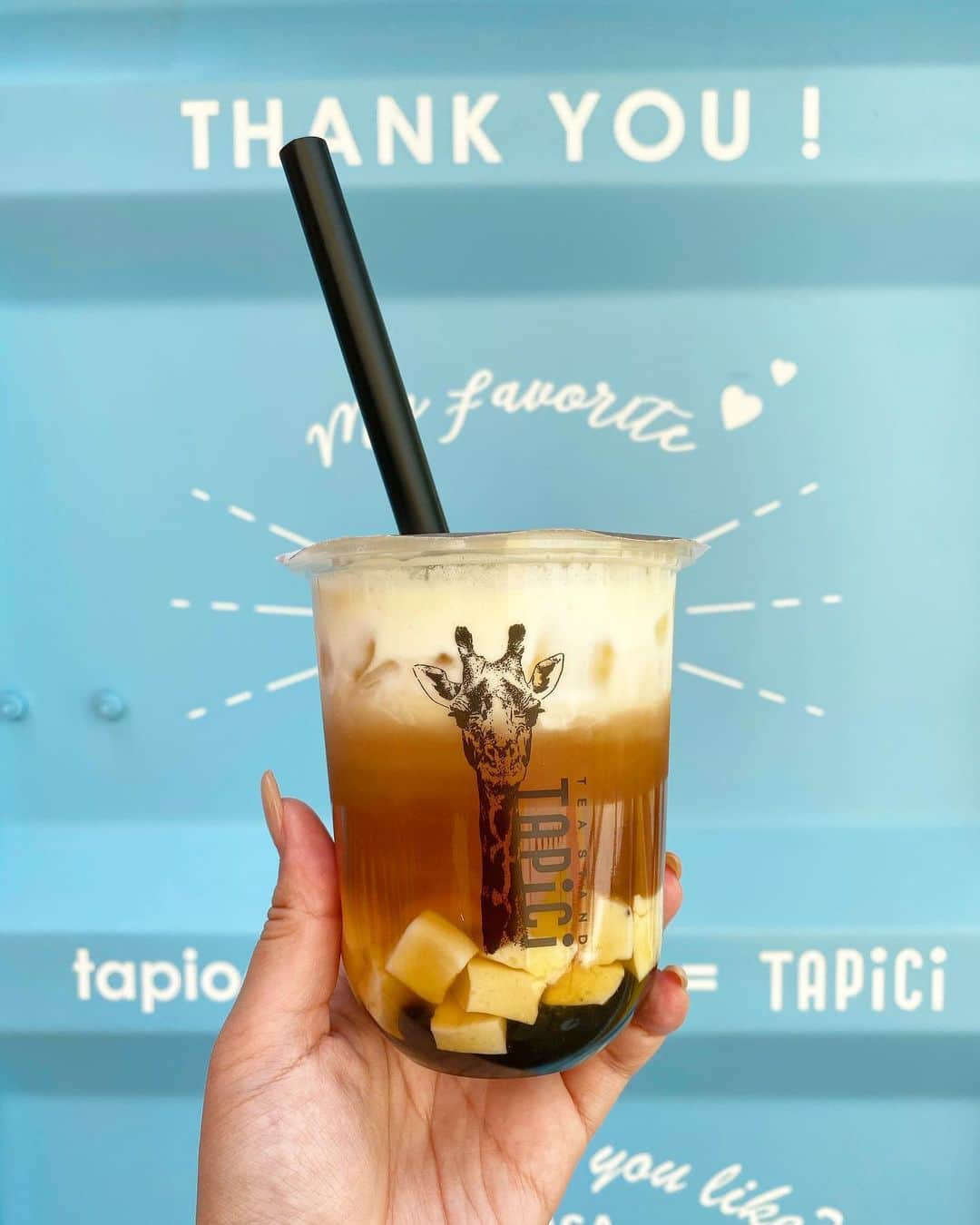 のインスタグラム：「.﻿ 昨日からスタートの #タピチのカスタマイズドリンク﻿ 早速お店で頼むとこんな感じ😆✨﻿ ﻿ 今日は、﻿ ✔︎ジャスミンティー﻿ ✔︎ストレートで﻿ ✔︎トッピングにチーズフォーム﻿ ✔︎こんにゃく黒糖タピオカ﻿ ✔︎豆花﻿ ﻿ 甘さ控えめにして、﻿ 食後でも美味しいヘルシーなアジアンティーに﻿ カスタマイズ😉✌️﻿ ﻿ みんなのお気に入りカスタマイズ教えてね‼️﻿ ﻿ 🦒🦒🦒🦒🦒🦒🦒🦒🦒﻿ ﻿ 【期間限定❗️タピチのカスタマイズドリンク】﻿ 6/1から6/14までの2週間　﻿ 🦒なんばAKICHI店と﻿ 🦒梅田HEP FIVE店のメニューが一新‼️﻿ ﻿ 自分好みの味を作れるカスタマイズドリンクメニューをお試し頂けます✨﻿ ﻿ ミルクの代わりに豆乳を入れたり、トッピングにこんにゃく黒糖タピオカや、わらびもち、アッサムゼリーを追加できるようになりました🍹﻿ ﻿ さらに、定番メニューのタピオカいちごミルクも500円でお楽み頂けるなど、全商品がお求めやすい価格になって登場❗️﻿ ﻿ タピチの新メニューを是非お楽しみください😊﻿ ﻿ 対象店舗 : なんばAKICHI店/梅田HEP FIVE店の2店舗﻿ 期間 : 6/1（月）〜6/14（日）﻿ ※6/15以降は通常メニューに戻ります﻿ ※クーポンや学割など他サービスもご利用可能です﻿ ※Uber Eatsでは、ご利用頂けません（通常メニューのみ）﻿ ﻿ ﻿ 【タピチのカスタマイズドリンクとは】﻿ 自分好みで、ベースのドリンクやトッピング・甘さなどを選べて、様々な味を楽しめます✨﻿ 是非自分好みの味を探してみてください👅﻿ ﻿ STEP1-お茶と飲み方を選ぶ （お茶）アッサム/ジャスミン/抹茶/凍頂烏龍 （飲み方）ミルク/豆乳/ストレートティー﻿ ﻿ STEP2-トッピングを選ぶ （3つまでオッケー👌）﻿ ﻿ STEP3-甘さ・氷の量を選ぶ﻿ ﻿ 👉👉👉　完成✨🦒﻿ ﻿ ﻿ 【おすすめカスタマイズ例】﻿ ★新感覚抹茶スイーツ﻿ 抹茶＋豆乳＋チーズミルクフォーム＋黒糖わらびもち＝580円（ICE Mサイズ）﻿ ﻿ ★香り華やかで飲みやすい﻿ ジャスミンミルクティー＋チーズミルクフォーム＋キヌアこんにゃく黒糖タピオカ＝500円（ICE Mサイズ）﻿ ﻿ ﻿ 【インスタ投稿キャンペーン】﻿ 6/1〜6/14の期間中﻿ インスタグラムでタピチのカスタマイズドリンク写真📷を投稿してくださったインスタフォロワー様 の中から﻿ ﻿ 🦒抽選で50名様🦒に﻿ タピチの人気ドリンク3種類(TAPICI黒糖ミルク・TAPICIアッサムジラフティ・ TAPICIいちごミルク)からお1人様1杯プレゼント✨﻿ ﻿ 「#タピチのカスタマイズドリンク」のハッシュタグをつけて投稿してください❗️﻿ ﻿ 対象店舗 : なんばAKICHI店/梅田HEP FIVE店の2店舗﻿ 期間 : 6/1（月）〜6/14（日）﻿ ※当選結果は当選者のみ、DMにてご連絡いたします﻿ ※6月16日(火)にDMにてご連絡、7月22日(火)まで使用可能なクーポンチケットをお知らせいたします﻿ ※クーポンはなんばAKICHI店と梅田HEP FIVE店のみでのご利用が可能となります﻿ ﻿ #タピチのカスタマイズドリンク　#カスタマイズドリンク　#黒糖わらびもち　#こんにゃく黒糖タピオカ　#キヌア﻿ #タピオカ #チーズミルクフォーム　#チーズティー #タピチ #タピオカチーズティー #ティースタンド #タピオカドリンク #ドリンク #生タピオカ #もちもち #梅田タピオカ　#なんばタピオカ　#インスタ映え #tapici #cheesetea #tapioka #akichi #teastand #drinkstand #tapioca」