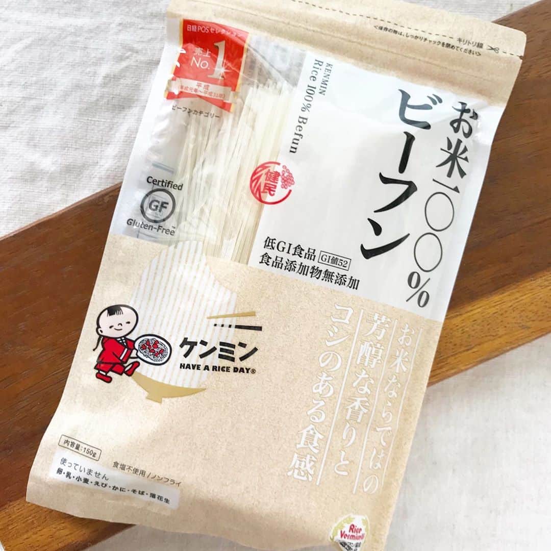 ザッキー☆さんのインスタグラム写真 - (ザッキー☆Instagram)「#pr @kenmin.jp さまより 美味しいビーフンをいただきました🤗 。 。 #ケンミンの焼きビーフン　 はよくスーパーでも見かけますが、 今回いただいたのは、 「お米100%ビーフン」❣️ ちょっぴり大人なパッケージの中にみつけた#低gi食品 の文字😍 。 。 麺類は血糖値が急激に上がりやすい食品ですが、そんな事も気にせずに罪悪感の少ない麺類はありがたいです🤣❣️ しかも食塩も不使用というこだわりがさらに嬉しい✨✨ 。 。 ケンミンさんのインスタでもアレンジレシピがたくさん紹介されていますが、この商品も色んな食材と合わせて#自分好み　に出来ますね🤗✨✨ 。 。 最近だんだんと暑くなってきたので この先、夏に食べたいピリ辛の #酸辣湯麺　にしてみました❣️ 。 。 夏は暑いけど🥵 辛いものを食べてたくさん汗をかくのは気持ちいいーーー💦💦 でも、私は辛過ぎは苦手だからラー油は控えめに〜。 。 。 ビーフンは一袋の半量75gを使用しました。 【材料】 水500cc 醤油大さじ1 お酢大さじ2 鶏ガラスープの素大さじ1 塩ひとつまみ 水溶き片栗粉  人参、たけのこ、しいたけ、豚バラ肉、長ネギ、小口ネギは適量 卵1個 。 野菜とお肉は食べやすい大きさに切って、お肉に火が通るまで炒めます。 。 そこに水と調味料を足して 水溶き片栗粉でとろみをつけたら卵を回し入れ、別茹でしておいたビーフンにかけたら完成❣️ ラー油と胡椒はお好みでーーー💦 。 。 。 #ケンミン食品#ビーフン #豊かな食卓 #料理好きな人と繋がりたい #ふたりごはん  #ザッキーのkitchen  #talk_recipe #暮らしニスタ #フーディーテーブル #おうちごはん」6月2日 13時27分 - kazuyo_yamazaki