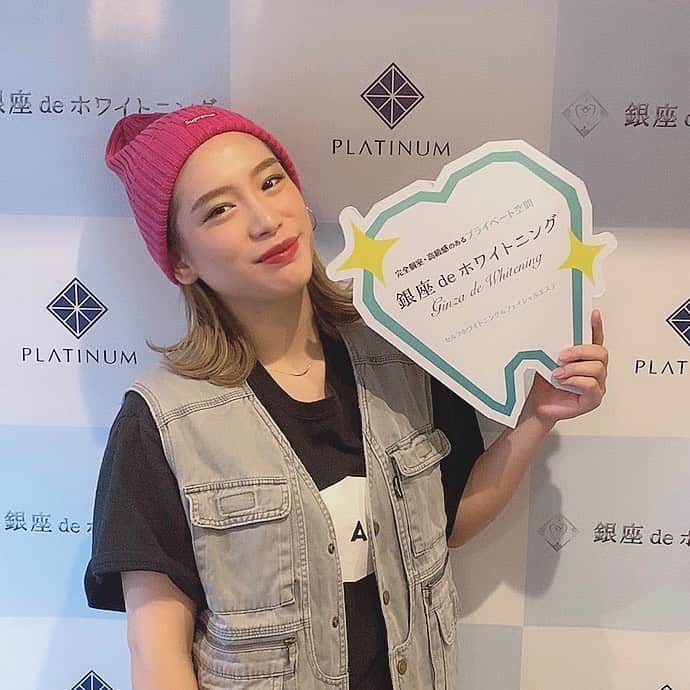 acaneのインスタグラム：「・ 銀座deホワイトニング さんへ やっと行ってきたぞー🧘‍♂️❤︎ ・ まじで美意識あげたいけん← これから毎月通うことにしたと😚🤙 ホームホワイトニングを元々してるんやけど 同時進行でホワイトニングと、 LEDフェイシャルをします💍 今回はLEDフェイシャルだけしてきたよ🧚🏻 個室で安心やし、スタッフさんも 話しやすくて楽しかった☺️！ ・ acaneのインスタ見た！で 15人限定 通常3照射12000円のホワイトニングかフェイシャルが 5000円で受けられるそうです🥳🤲 ・ ・ 詳細貼っとくね！！ ・ 🌟銀座deホワイトニング🌟 〒104-0061 東京都中央区銀座3-11-19 ・ ・東銀座駅　浅草線A7出口から徒歩1分　日比谷線A2出口から徒歩3分 ・銀座一丁目駅　11番出口から徒歩3分 ・銀座駅A12出口から徒歩5分 ◆ご予約方法◆ 🌹お電話　03-4531-2559 🌹LINE  ID  @hwl1380m 🌹インスタグラム　@ginzadewhitening 🎉10時〜22時まで営業中🎉 ・ #銀座deホワイトニング #銀座でホワイトニング #銀座 #セルフホワイトニング  #ホワイトニング #ホワイトニング歯磨き粉 #サロン #エステ #美容 #白い #歯 #白い歯 #効果 #口コミ #インスタ映え #インスタ歯え #ホワイトニングおすすめ #ホワイトニングオススメ」