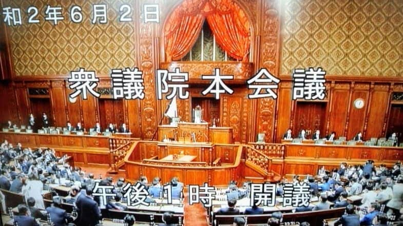 海江田万里さんのインスタグラム写真 - (海江田万里Instagram)「衆議院本会議が開かれ、「道路交通法の一部を改正るする法律案」他６本の法案が可決されました。 ６月１７日の会期末が近づきましたが、持続化給付金の事務委託費の問題や新型コロナウイルス感染症対策となる令和２年度第２次補正予算の審議など、国会で議論する課題は山積していますし、今後、新たな事態が生起するとも限りません。こうした問題に対していつでも国会で議論できるよう通年国会を含め、会期延長を検討すべきです。  #立憲民主党　#衆議院議員　#海江田万里　#衆議院本会議」6月2日 13時59分 - kaiedabanri