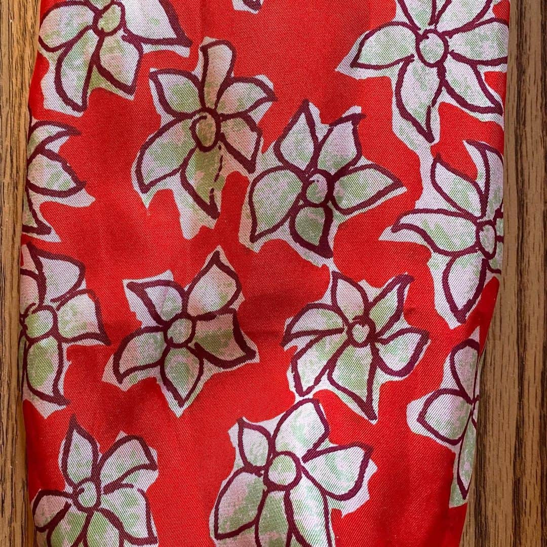 スティーヴン・フライさんのインスタグラム写真 - (スティーヴン・フライInstagram)「I wonder if you remember my showing you a lovely red silk scarf, some weeks back (Pic 2)? I knew that I had once owned a well-loved tie in the same pattern, designed by one Kathryn Gurner, but I feared it was lost. My sister @fubby47 had by a splendid coincidence mailed that very tie to me that morning, so I was able to show it the following day (Pic 3) and reveal that it had been designed for Paul Smith. Well, a few days ago Kathryn Gurner herself took the trouble to be in touch. It was wonderful to hear from her. Babies and life brought a pause to her designing-making career in the 90s, but she is slowly getting back into the creative sphere. She reminded me that I had worn that tie for an Esquire photoshoot (Pic 4) – and swipe again (Pic 5) to see what I was wearing below the waist. Oh, those were kooky days.  Then, by another splendid coincidence, shortly after reading this letter from Kathryn Chapman (as she now is) I found another tie of hers hanging at the back of a wardrobe where it had no business to be (Pic 1). So here is Kathryn Gurner tie number two. No Paul Smith label this time. Another beauty in my view. I wish Kathryn every success if she does return to ties and scarves. Her talent and eye for colour and design have been missed.」6月2日 13時50分 - stephenfryactually