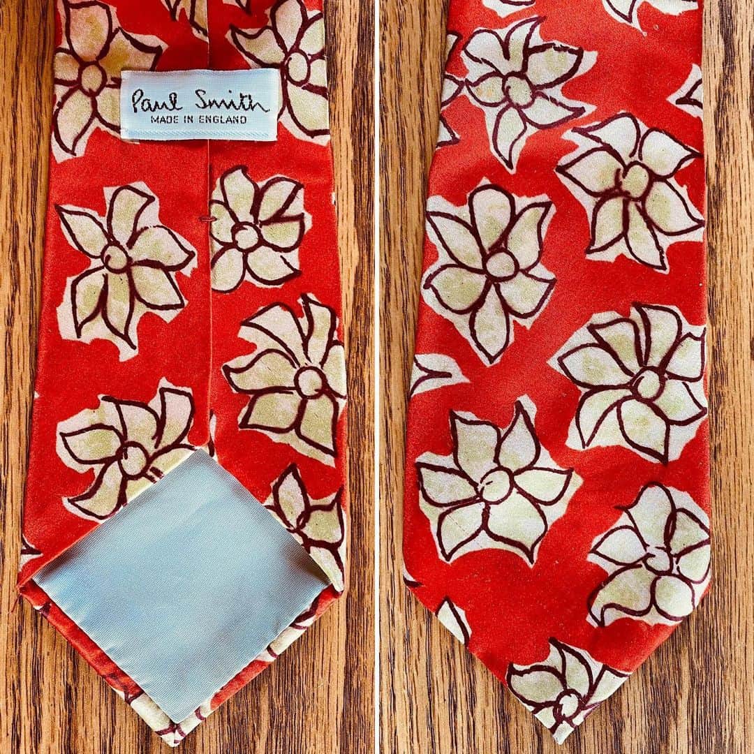 スティーヴン・フライさんのインスタグラム写真 - (スティーヴン・フライInstagram)「I wonder if you remember my showing you a lovely red silk scarf, some weeks back (Pic 2)? I knew that I had once owned a well-loved tie in the same pattern, designed by one Kathryn Gurner, but I feared it was lost. My sister @fubby47 had by a splendid coincidence mailed that very tie to me that morning, so I was able to show it the following day (Pic 3) and reveal that it had been designed for Paul Smith. Well, a few days ago Kathryn Gurner herself took the trouble to be in touch. It was wonderful to hear from her. Babies and life brought a pause to her designing-making career in the 90s, but she is slowly getting back into the creative sphere. She reminded me that I had worn that tie for an Esquire photoshoot (Pic 4) – and swipe again (Pic 5) to see what I was wearing below the waist. Oh, those were kooky days.  Then, by another splendid coincidence, shortly after reading this letter from Kathryn Chapman (as she now is) I found another tie of hers hanging at the back of a wardrobe where it had no business to be (Pic 1). So here is Kathryn Gurner tie number two. No Paul Smith label this time. Another beauty in my view. I wish Kathryn every success if she does return to ties and scarves. Her talent and eye for colour and design have been missed.」6月2日 13時50分 - stephenfryactually