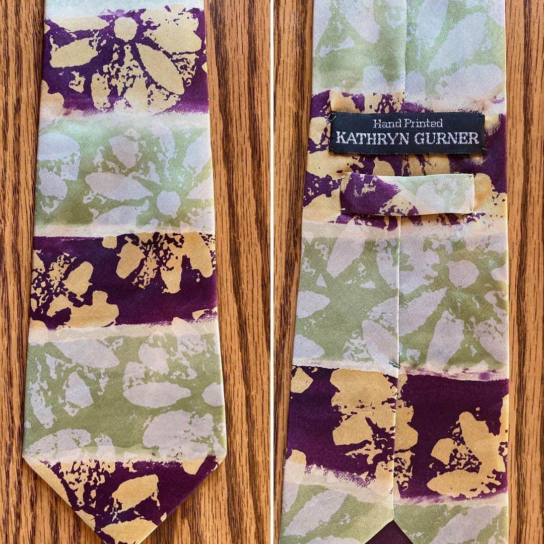 スティーヴン・フライのインスタグラム：「I wonder if you remember my showing you a lovely red silk scarf, some weeks back (Pic 2)? I knew that I had once owned a well-loved tie in the same pattern, designed by one Kathryn Gurner, but I feared it was lost. My sister @fubby47 had by a splendid coincidence mailed that very tie to me that morning, so I was able to show it the following day (Pic 3) and reveal that it had been designed for Paul Smith. Well, a few days ago Kathryn Gurner herself took the trouble to be in touch. It was wonderful to hear from her. Babies and life brought a pause to her designing-making career in the 90s, but she is slowly getting back into the creative sphere. She reminded me that I had worn that tie for an Esquire photoshoot (Pic 4) – and swipe again (Pic 5) to see what I was wearing below the waist. Oh, those were kooky days.  Then, by another splendid coincidence, shortly after reading this letter from Kathryn Chapman (as she now is) I found another tie of hers hanging at the back of a wardrobe where it had no business to be (Pic 1). So here is Kathryn Gurner tie number two. No Paul Smith label this time. Another beauty in my view. I wish Kathryn every success if she does return to ties and scarves. Her talent and eye for colour and design have been missed.」