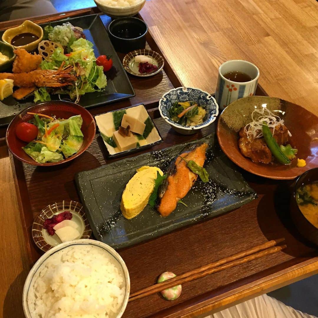 彩住宅のインスタグラム：「ランチは @r_kitchen109 さん。 ほっこり美味しい。 鰆の明太子焼きと豚の角煮とおばんざい、お味噌汁、サラダ。 #京都ランチ#京都グルメ#京都#ランチ#六角kitchen109#kyoto#lunch」